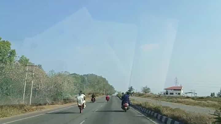 ಹಾಸನ-ಮೈಸೂರು ರಾಷ್ಟ್ರೀಯ ಹೆದ್ದಾರಿಯಲ್ಲಿ ಪುಂಡರ ವ್ಹೀಲಿಂಗ್, ವಾಹನ ಸವಾರರಿಗೆ ಫಜೀತಿ ಹಾಸನ-ಮೈಸೂರು ರಾಷ್ಟ್ರೀಯ ಹೆದ್ದಾರಿಯಲ್ಲಿ ಪುಂಡರ ವ್ಹೀಲಿಂಗ್, ವಾಹನ ಸವಾರರಿಗೆ ಫಜೀತಿ