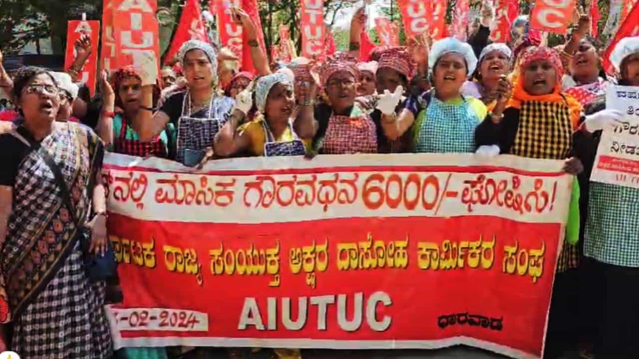 ಧಾರವಾಡದಲ್ಲಿ ಗೌರವ ಧನ ಹೆಚ್ಚಿಸುವಂತೆ ಬಿಸಿಯೂಟ ಕಾರ್ಯಕರ್ತರ ಪ್ರತಿಭಟನೆ ಧಾರವಾಡದಲ್ಲಿ ಗೌರವ ಧನ ಹೆಚ್ಚಿಸುವಂತೆ ಬಿಸಿಯೂಟ ಕಾರ್ಯಕರ್ತರ ಪ್ರತಿಭಟನೆ