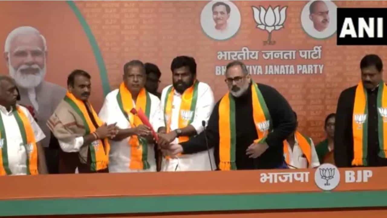 ಜೆಪಿ ನಡ್ಡಾ, ಅಣ್ಣಾಮಲೈ ಸಮ್ಮುಖದಲ್ಲಿ ಎಐಎಡಿಎಂಕೆ ಮಾಜಿ ನಾಯಕರು ಬಿಜೆಪಿಗೆ ಸೇರ್ಪಡೆ ಜೆಪಿ ನಡ್ಡಾ, ಅಣ್ಣಾಮಲೈ ಸಮ್ಮುಖದಲ್ಲಿ ಎಐಎಡಿಎಂಕೆ ಮಾಜಿ ನಾಯಕರು ಬಿಜೆಪಿಗೆ ಸೇರ್ಪಡೆ