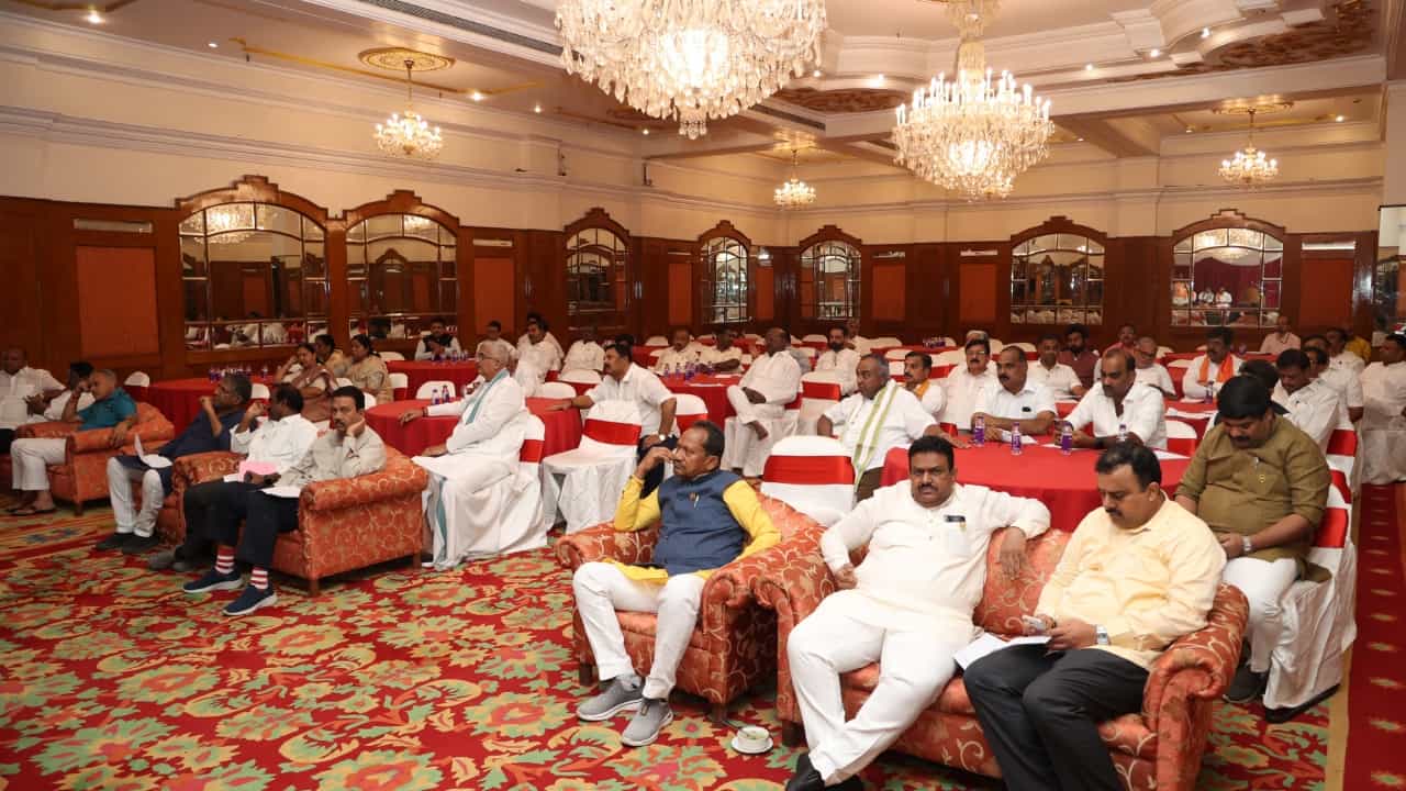 ರಾಜ್ಯಸಭೆಗೆ ಮತಹಾಕಲು ಬಿಜೆಪಿಯಿಂದ ಮೂರು ಶಾಸಕರ ಬ್ಯಾಚ್: ಹಿರಿಯ ಶಾಸಕನ ನಾಯಕನಾಗಿ ನೇಮಕ ಮಾಡಲು ನಿರ್ಧಾರ ರಾಜ್ಯಸಭೆಗೆ ಮತಹಾಕಲು ಬಿಜೆಪಿಯಿಂದ ಮೂರು ಶಾಸಕರ ಬ್ಯಾಚ್: ಹಿರಿಯ ಶಾಸಕನ ನಾಯಕನಾಗಿ ನೇಮಕ ಮಾಡಲು ನಿರ್ಧಾರ
