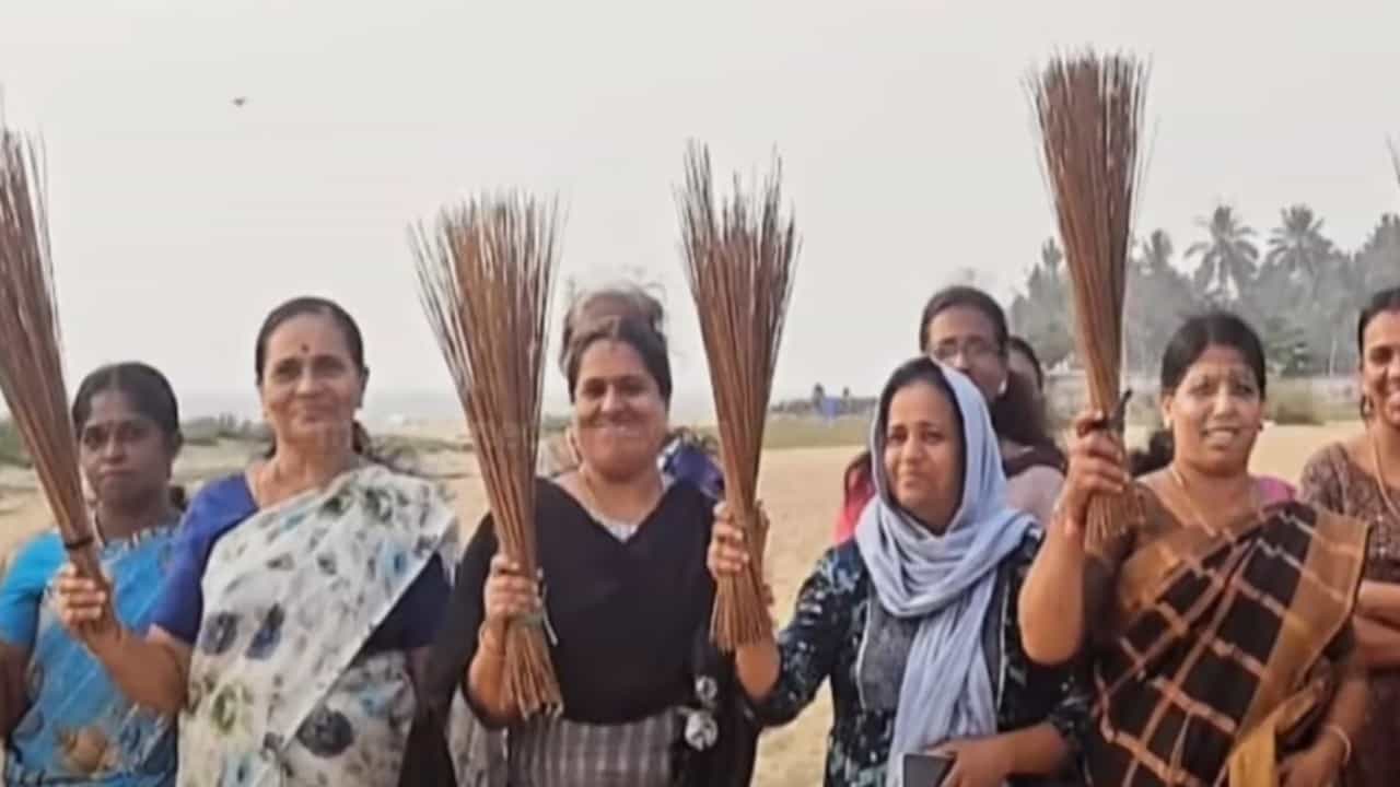 ಕೇರಳದ ಬೀಚ್ನಲ್ಲಿ ಯುವ ಜೋಡಿಗಳನ್ನು ಪೊರಕೆ ಹಿಡಿದು ಓಡಿಸಿದ ಬಿಜೆಪಿ ಕಾರ್ಯಕರ್ತೆಯರು ಕೇರಳದ ಬೀಚ್ನಲ್ಲಿ ಯುವ ಜೋಡಿಗಳನ್ನು ಪೊರಕೆ ಹಿಡಿದು ಓಡಿಸಿದ ಬಿಜೆಪಿ ಕಾರ್ಯಕರ್ತೆಯರು