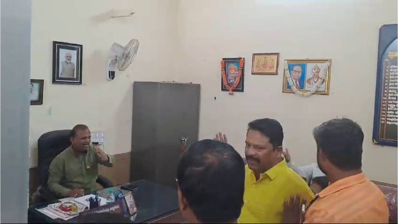 ಗದಗ ನಗರಸಭೆ ಕಚೇರಿಯಲ್ಲೇ ಬಿಜೆಪಿ ಸದಸ್ಯರ ಕಿತ್ತಾಟ, ವಿಡಿಯೋ ವೈರಲ್