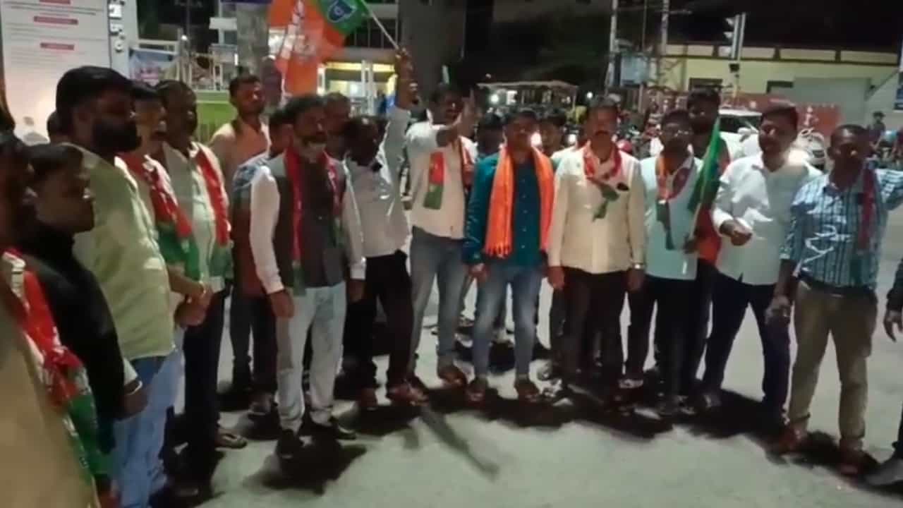 ಪಾಕಿಸ್ತಾನ ಪರ ಘೋಷಣೆ ಆರೋಪ, ರಾತ್ರಿ ಬಿಜೆಪಿ ಭಾರಿ ಪ್ರತಿಭಟನೆ: ಕಮಲ ನಾಯಕರು ಪೊಲೀಸ್ ವಶಕ್ಕೆ, ಸಿಎಆರ್ ಮೈದಾನದಲ್ಲಿ ಹೈಡ್ರಾಮಾ! ಪಾಕಿಸ್ತಾನ ಪರ ಘೋಷಣೆ ಆರೋಪ, ರಾತ್ರಿ ಬಿಜೆಪಿ ಭಾರಿ ಪ್ರತಿಭಟನೆ: ಕಮಲ ನಾಯಕರು ಪೊಲೀಸ್ ವಶಕ್ಕೆ, ಸಿಎಆರ್ ಮೈದಾನದಲ್ಲಿ ಹೈಡ್ರಾಮಾ!