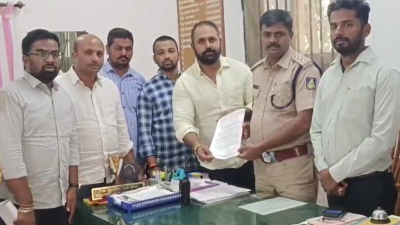 ಪ್ರತ್ಯೇಕ ರಾಷ್ಟ್ರದ ಹೇಳಿಕೆ: ದಾವಣಗೆರೆ ಜಿಲ್ಲಾ BJP ಯುವ ಘಟಕದಿಂದ ಡಿಕೆ ಸುರೇಶ್ ವಿರುದ್ಧ ದೂರು ಪ್ರತ್ಯೇಕ ರಾಷ್ಟ್ರದ ಹೇಳಿಕೆ: ದಾವಣಗೆರೆ ಜಿಲ್ಲಾ BJP ಯುವ ಘಟಕದಿಂದ ಡಿಕೆ ಸುರೇಶ್ ವಿರುದ್ಧ ದೂರು