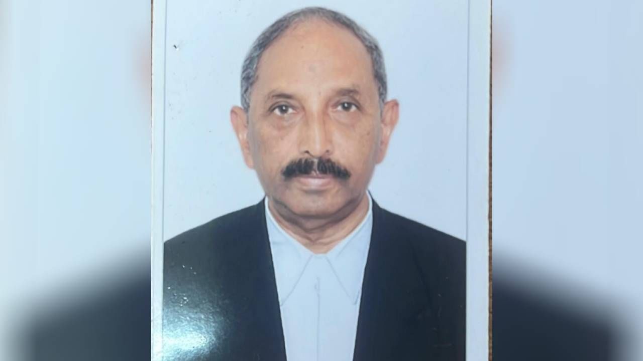 ಬೆಂಗಳೂರು ಗಾಂಧಿ ಬಜಾರಿನಲ್ಲಿ ನಡೆದುಕೊಂಡು ಹೋಗುತ್ತಿದ್ದ ಶಿವಮೊಗ್ಗದ ವಕೀಲರಿಗೆ ಬೈಕ್ನಿಂದ ಗುದ್ದಿದ ಯುವಕ, ವಕೀಲ ಸಾವು ಬೆಂಗಳೂರು ಗಾಂಧಿ ಬಜಾರಿನಲ್ಲಿ ನಡೆದುಕೊಂಡು ಹೋಗುತ್ತಿದ್ದ ಶಿವಮೊಗ್ಗದ ವಕೀಲರಿಗೆ ಬೈಕ್ನಿಂದ ಗುದ್ದಿದ ಯುವಕ, ವಕೀಲ ಸಾವು