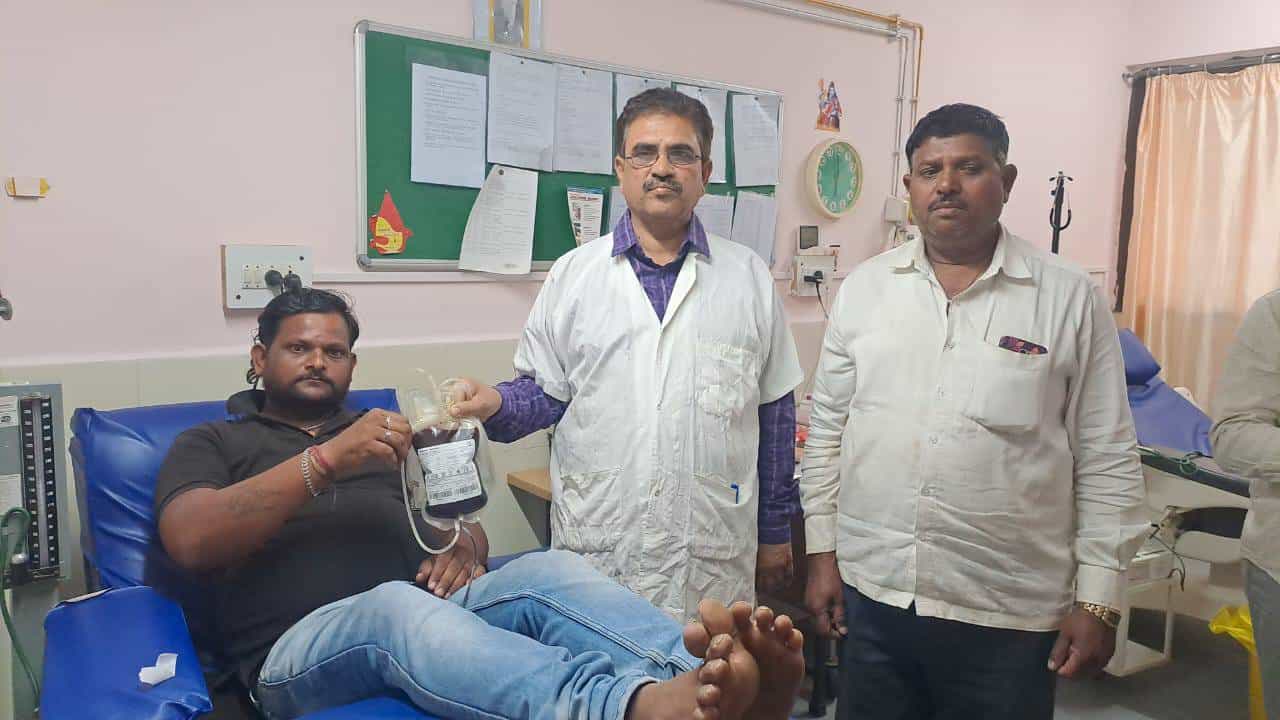 ಶ್ರೀಶೈಲಕ್ಕೆ ಹೊರಟ್ಟಿದ್ದವ ಅರ್ಧಕ್ಕೆ ಹಿಂತಿರುಗಿ ಬಂದು ಬಾಗಲಕೋಟೆಯಲ್ಲಿ ವಿಶಿಷ್ಟ ಗುಂಪಿನ ರಕ್ತ ದಾನ ಮಾಡಿದ ಯುವಕ