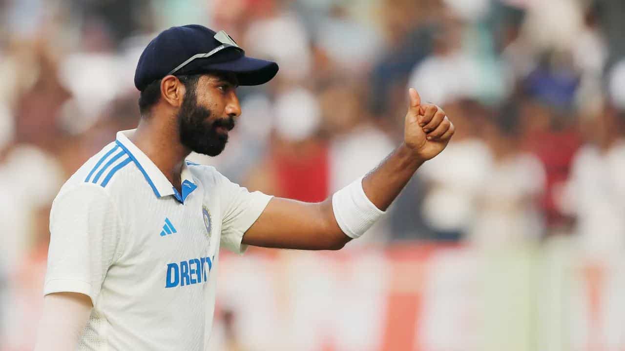 ರಾಜ್ಕೋಟ್ನಲ್ಲಿ ನಡೆಯುತ್ತಿರುವ ಇಂಗ್ಲೆಂಡ್ ವಿರುದ್ಧದ 3ನೇ ಟೆಸ್ಟ್ ಪಂದ್ಯದಲ್ಲಿ ಟೀಮ್ ಇಂಡಿಯಾ ವೇಗಿ ಜಸ್ಪ್ರೀತ್ ಬುಮ್ರಾ ವಿಶೇಷ ದಾಖಲೆ ಬರೆದಿದ್ದಾರೆ. ಅದು ಕೂಡ ಇಂಗ್ಲೆಂಡ್ ತಂಡದ ಟೆಸ್ಟ್ ಸ್ಪೆಷಲಿಸ್ಟ್ ಜೋ ರೂಟ್ ಅವರನ್ನು ಔಟ್ ಮಾಡುವ ಮೂಲಕ ಎಂಬುದು ವಿಶೇಷ.