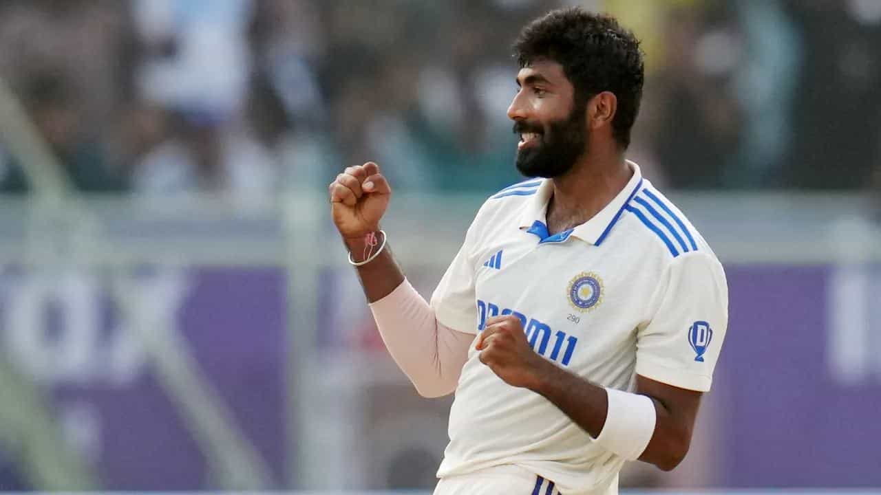 ಭಾರತ ಮತ್ತು ಇಂಗ್ಲೆಂಡ್ ನಡುವಣ 3ನೇ ಟೆಸ್ಟ್ ಪಂದ್ಯವು ಗುರುವಾರದಿಂದ ಶುರುವಾಗಲಿದೆ. ರಾಜ್ಕೋಟ್ನಲ್ಲಿ ನಡೆಯಲಿರುವ ಈ ಪಂದ್ಯದಲ್ಲಿ ಟೀಮ್ ಇಂಡಿಯಾದ ಟ್ರಂಪ್ ಕಾರ್ಡ್ ಜಸ್ಪ್ರೀತ್ ಬುಮ್ರಾ (Jasprit Bumrah). ಏಕೆಂದರೆ ಬಾಝ್ಬಾಲ್ ರಣತಂತ್ರಕ್ಕೆ ಇದೀಗ ಬೂಮ್ಬಾಲ್ ಪ್ರತಿತಂತ್ರ ಸಿದ್ಧವಾಗಿದೆ.