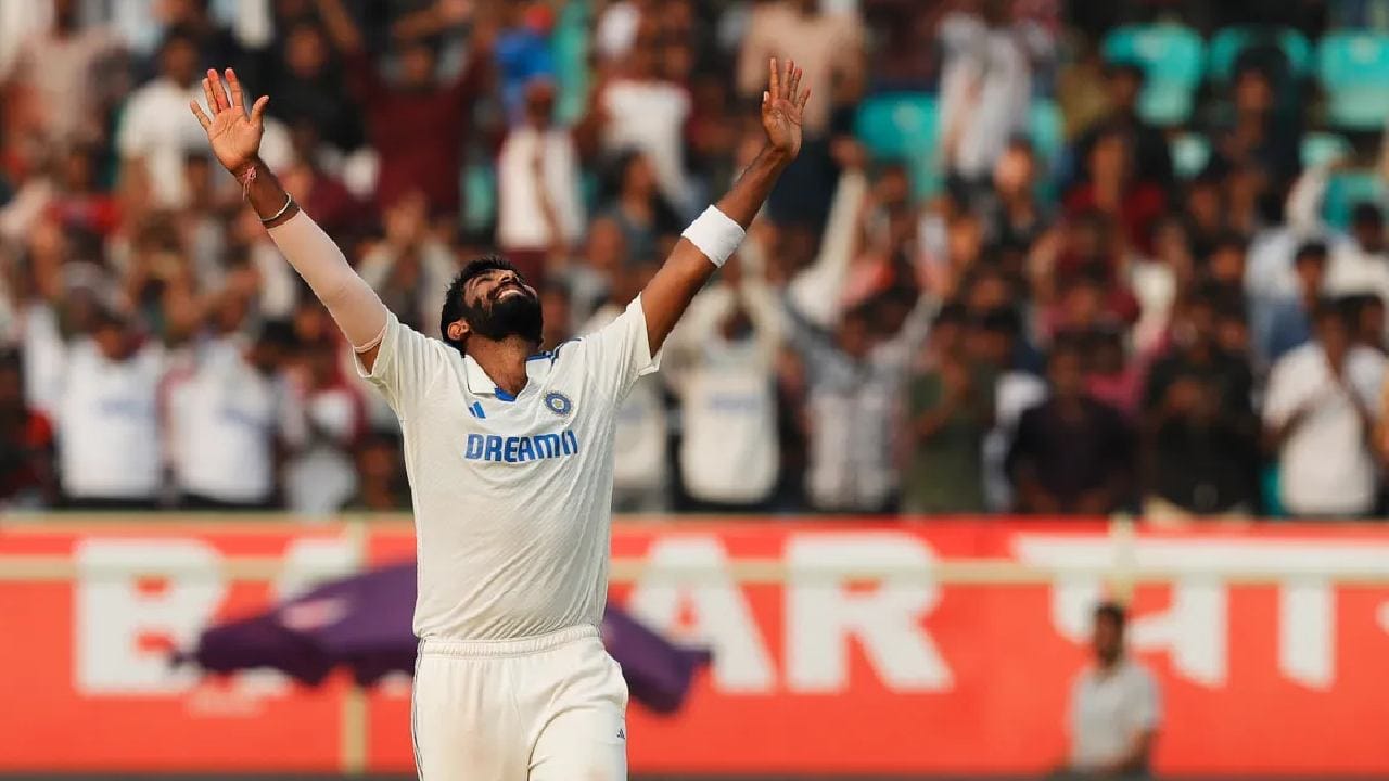 ವಿಶಾಖಪಟ್ಟಣಂನಲ್ಲಿ ನಡೆಯುತ್ತಿರುವ ಇಂಗ್ಲೆಂಡ್ ವಿರುದ್ಧದ 2ನೇ ಟೆಸ್ಟ್ ಪಂದ್ಯದಲ್ಲಿ ಮೊದಲ ಇನಿಂಗ್ಸ್ನಲ್ಲಿ 6 ವಿಕೆಟ್ ಕಬಳಿಸುವ ಮೂಲಕ ಟೀಮ್ ಇಂಡಿಯಾ ವೇಗಿ ಜಸ್ಪ್ರೀತ್ ಬುಮ್ರಾ (Jasprit Bumrah) ಹಲವು ದಾಖಲೆಗಳನ್ನು ತಮ್ಮದಾಗಿಸಿಕೊಂಡಿದ್ದಾರೆ. ಈ ದಾಖಲೆಗಳ ಮೂಲಕ ಕಪಿಲ್ ದೇವ್ ಹೆಸರಿನಲ್ಲಿದ್ದ ವಿಶೇಷ ದಾಖಲೆಯೊಂದನ್ನು ಕೂಡ ಮುರಿದಿದ್ದಾರೆ.