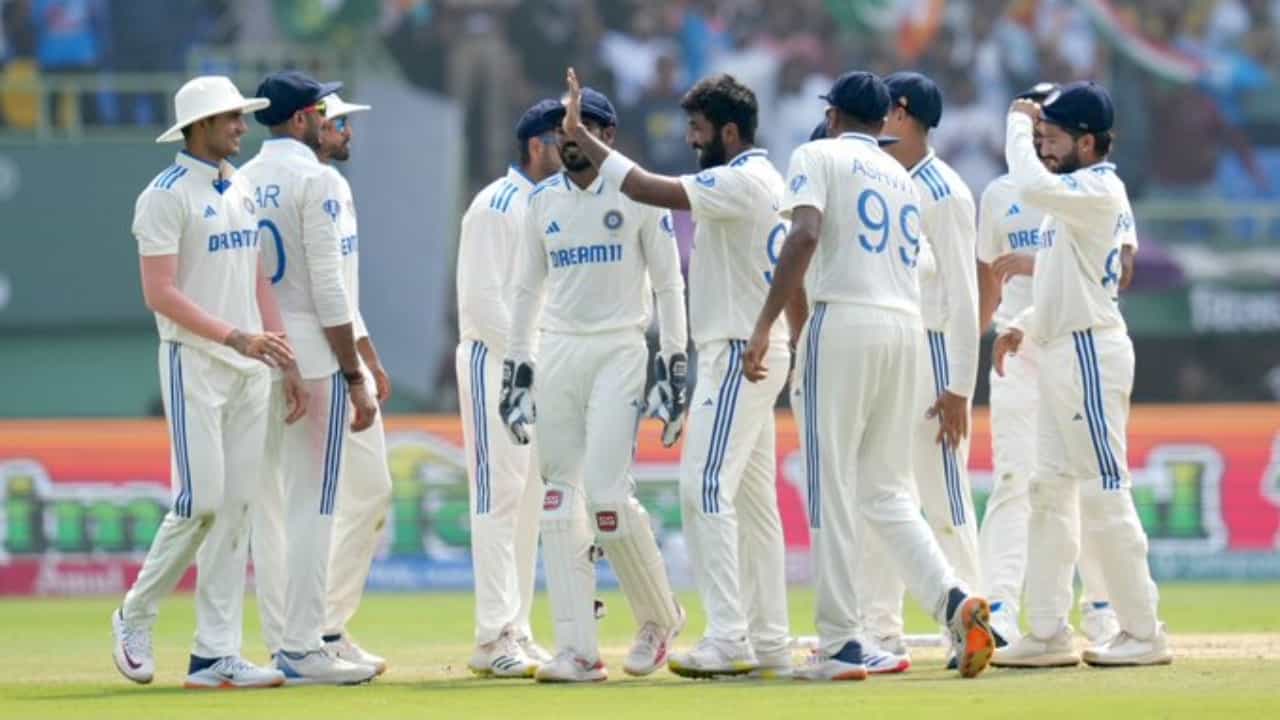 ವಿಶಾಖಪಟ್ಟಣಂನಲ್ಲಿ ನಡೆಯುತ್ತಿರುವ ಭಾರತ ಮತ್ತು ಇಂಗ್ಲೆಂಡ್ ನಡುವಿನ ಎರಡನೇ ಪಂದ್ಯದ ಮೊದಲ ಇನ್ನಿಂಗ್ಸ್ನಲ್ಲಿ ಇಂಗ್ಲೆಂಡ್ ತಂಡ 253 ರನ್ಗಳಿಗೆ ಆಲೌಟ್ ಆಗಿದೆ. ಈ ಮೂಲಕ ಟೀಂ ಇಂಡಿಯಾ 143 ರನ್ಗಳ ಮುನ್ನಡೆ ಕಾಯ್ದುಕೊಂಡಿದೆ.