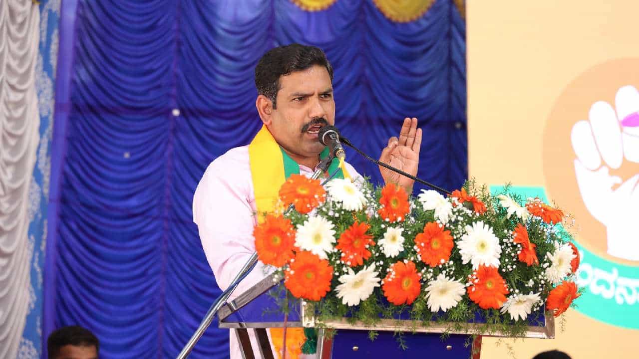 ರೈತರ ಹಣ ಬಿಡುಗಡೆ ಮಾಡದಿದ್ರೆ ಸರ್ಕಾರದ ವಿರುದ್ಧ ಜನ, ಜಾನುವಾರುಗಳ ಜೊತೆ ಹೋರಾಟ ಮಾಡಬೇಕಾಗುತ್ತದೆ: ಬಿವೈ ವಿಜಯೇಂದ್ರ ರೈತರ ಹಣ ಬಿಡುಗಡೆ ಮಾಡದಿದ್ರೆ ಸರ್ಕಾರದ ವಿರುದ್ಧ ಜನ, ಜಾನುವಾರುಗಳ ಜೊತೆ ಹೋರಾಟ ಮಾಡಬೇಕಾಗುತ್ತದೆ: ಬಿವೈ ವಿಜಯೇಂದ್ರ