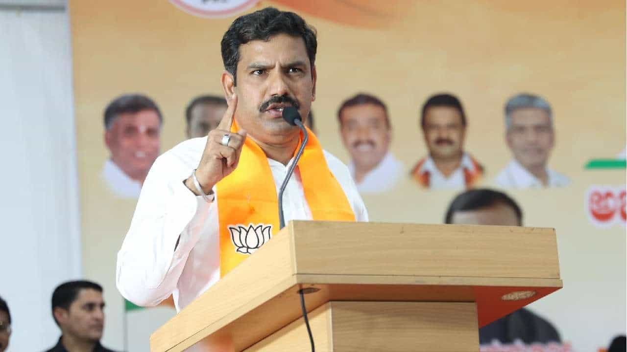 ಪ್ರತ್ಯೇಕ ರಾಷ್ಟ್ರ ಹೇಳಿಕೆ: ಡಿಕೆ ಸುರೇಶ್ ಮನೆ ಮುಂದೆ ಪ್ರತಿಭಟನೆ ನಡೆಸುತ್ತಿದ್ದ ಬಿಜೆಪಿಗರ ಮೇಲೆ ಲಾಠಿ ಪ್ರಹಾರ, ಗುಡುಗಿದ ವಿಜಯೇಂದ್ರ ಪ್ರತ್ಯೇಕ ರಾಷ್ಟ್ರ ಹೇಳಿಕೆ: ಡಿಕೆ ಸುರೇಶ್ ಮನೆ ಮುಂದೆ ಪ್ರತಿಭಟನೆ ನಡೆಸುತ್ತಿದ್ದ ಬಿಜೆಪಿಗರ ಮೇಲೆ ಲಾಠಿ ಪ್ರಹಾರ, ಗುಡುಗಿದ ವಿಜಯೇಂದ್ರ