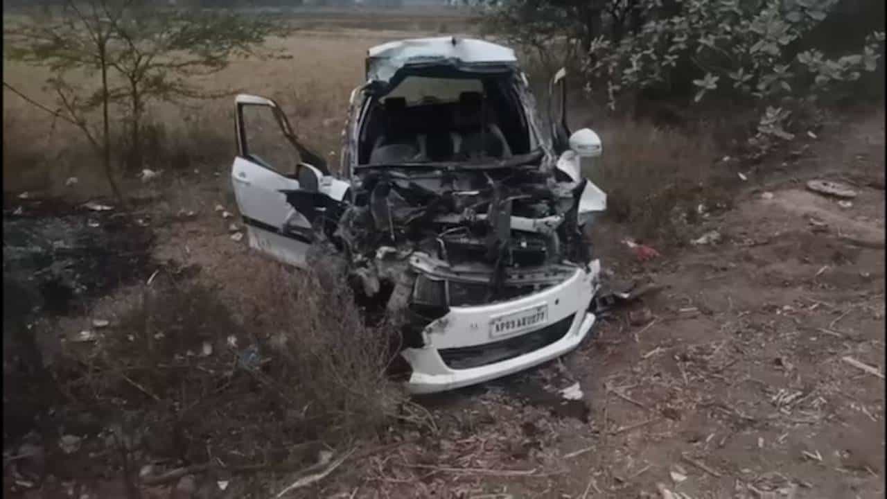 ತಮಿಳುನಾಡು: ಟ್ರ್ಯಾಕ್ಟರ್ಗೆ ಕಾರು ಡಿಕ್ಕಿ, 4 ಮಂದಿ ಸಾವು ತಮಿಳುನಾಡು: ಟ್ರ್ಯಾಕ್ಟರ್ಗೆ ಕಾರು ಡಿಕ್ಕಿ, 4 ಮಂದಿ ಸಾವು