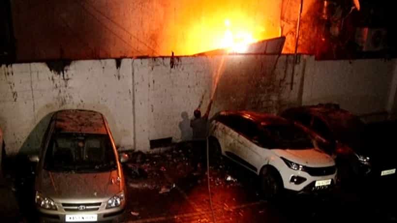 ಶಿವಮೊಗ್ಗದಲ್ಲಿ ಕಾರ್ ಶೋ ರೂಂಗೆ ಬೆಂಕಿ: 2 ಕೋಟಿ ರೂ. ನಷ್ಟ, ಸುಟ್ಟು ಕರಕಲಾದ ಕಾರ್ಗಳು