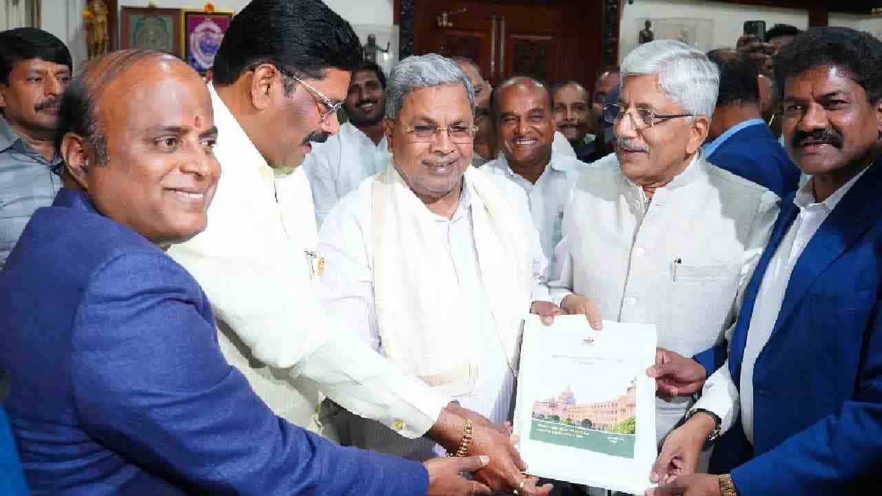 ಜಾತಿಗಣತಿ ವರದಿಯಲ್ಲಿ ಜನಸಂಖ್ಯೆ ಬಹಿರಂಗ: ಎಸ್ಸಿ ಫಸ್ಟ್, ಕುರುಬ ಜನಾಂಗವೇ ಅತಿ ಹಿಂದುಳಿದ ವರ್ಗ! ಜಾತಿಗಣತಿ ವರದಿಯಲ್ಲಿ ಜನಸಂಖ್ಯೆ ಬಹಿರಂಗ: ಎಸ್ಸಿ ಫಸ್ಟ್, ಕುರುಬ ಜನಾಂಗವೇ ಅತಿ ಹಿಂದುಳಿದ ವರ್ಗ!