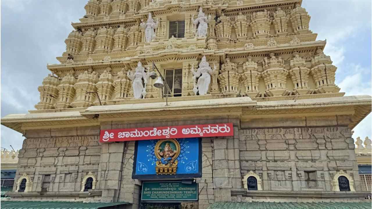 ಮೈಸೂರಿನ ಚಾಮುಂಡಿ ಬೆಟ್ಟದಲ್ಲಿರುವ ಚಾಮುಂಡೇಶ್ವರಿ ದೇವಸ್ಥಾನಕ್ಕೆ ಕೆಳೆದ ವರ್ಷ 21.92 ಕೋಟಿ ರೂಪಾಯಿ ಆದಾಯ ಸಂಗ್ರಹವಾಗಿತ್ತು. ಆದ್ರೆ, ಈ ಬಾರಿ ಡಬ್ಬಲ್ ಆಗಿದೆ. ಅಂದರೆ 52.40 ಕೋಟಿ ರೂಪಾಯಿ ಆದಾಯ ಜಮಾವಾಗಿದೆ.