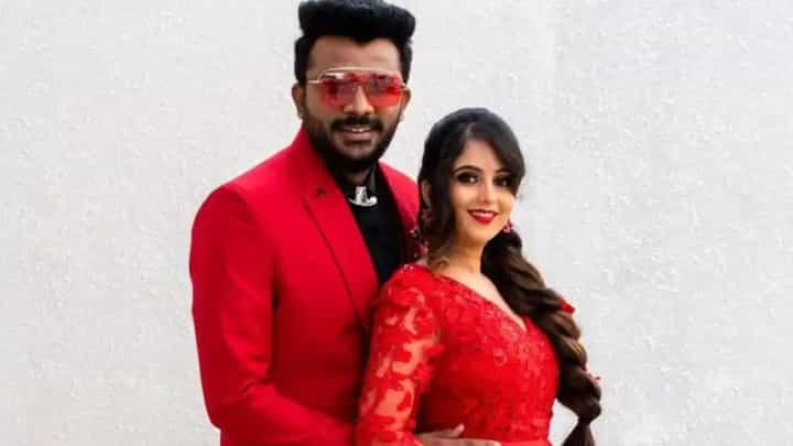 ವಿಡಿಯೋ: ಸಿನಿಮಾ ಸೆಟ್ನಲ್ಲಿ ಚಂದನ್-ನಿವೇದಿತಾ ಜೋಡಿಯ ಸಖತ್ ಡ್ಯಾನ್ಸ್ ವಿಡಿಯೋ: ಸಿನಿಮಾ ಸೆಟ್ನಲ್ಲಿ ಚಂದನ್-ನಿವೇದಿತಾ ಜೋಡಿಯ ಸಖತ್ ಡ್ಯಾನ್ಸ್