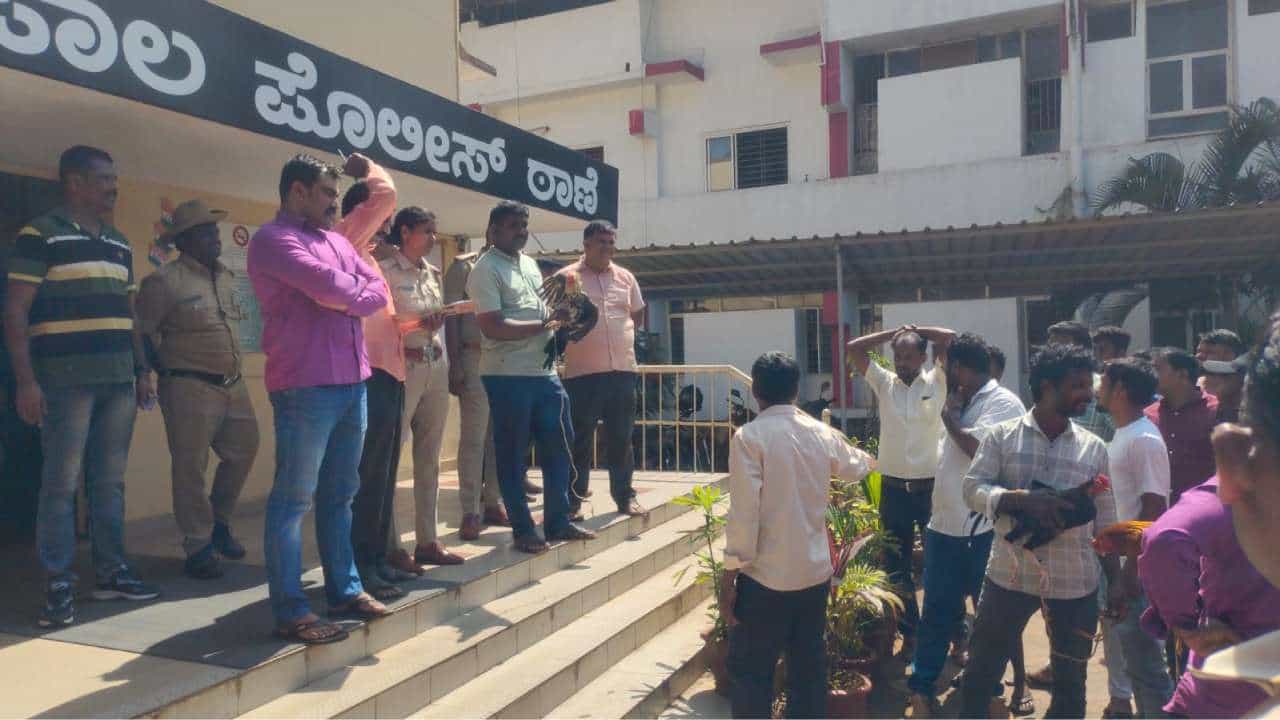 ಮಣಿಪಾಲ ಪೊಲೀಸ್ ಠಾಣೆಯಲ್ಲಿ 25 ಕೋಳಿಗಳು ಹರಾಜು, ಖರೀದಿಸಲು ಮುಗಿಬಿದ್ದ ಜನ ಮಣಿಪಾಲ ಪೊಲೀಸ್ ಠಾಣೆಯಲ್ಲಿ 25 ಕೋಳಿಗಳು ಹರಾಜು, ಖರೀದಿಸಲು ಮುಗಿಬಿದ್ದ ಜನ