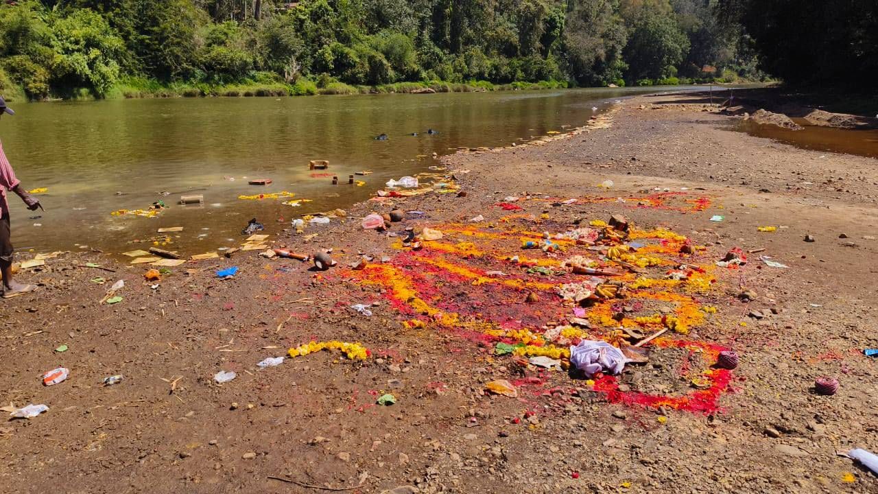 ಚಿಕ್ಕಮಗಳೂರು ಜಿಲ್ಲೆಯ ಹೊರನಾಡು ಭದ್ರಾ ನದಿಯ ತೀರದಲ್ಲಿ ವಾಮಾಚಾರ ಮಾಡಿಸಲಾಗಿದೆ. ನದಿ ದಡದಲ್ಲಿ ಪೂಜೆ-ಪುನಸ್ಕಾರಗಳನ್ನು ಮಾಡಿ ರಾತ್ರೋರಾತ್ರಿ ನಾಲ್ಕು ಕುರಿಗಳ ರುಂಡ-ಮುಂಡ ಬೇರ್ಪಡಿಸಿ ಮಾಟ ಮಂತ್ರ ಮಾಡಿಸಿದ್ದಾರೆ.