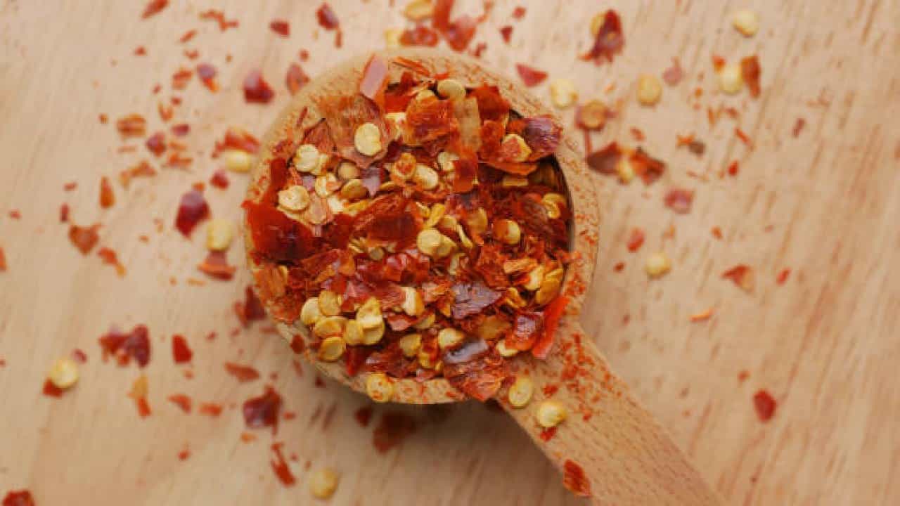 Chilli Flakes: ಚಿಲ್ಲಿ ಫ್ಲೇಕ್ಸ್ನ 8 ಆರೋಗ್ಯ ಪ್ರಯೋಜನಗಳು ಇಲ್ಲಿವೆ Chilli Flakes: ಚಿಲ್ಲಿ ಫ್ಲೇಕ್ಸ್ನ 8 ಆರೋಗ್ಯ ಪ್ರಯೋಜನಗಳು ಇಲ್ಲಿವೆ