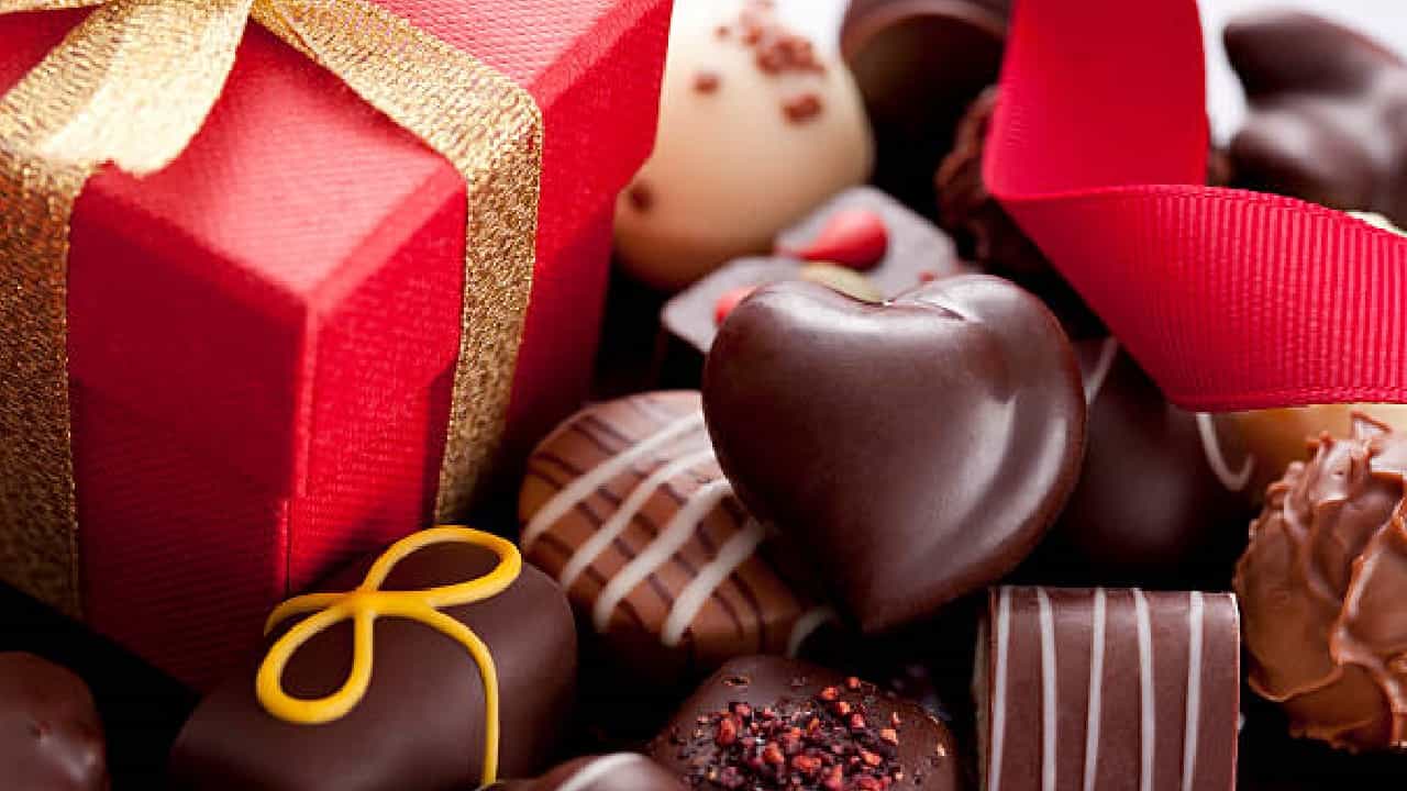 Chocolate Day Gift Ideas: ನಿಮ್ಮ ಸಂಗಾತಿಗೆ ಈ ರೀತಿ ಚಾಕೋಲೇಟ್ ಕೊಟ್ಟು ಸರ್ಪ್ರೈಸ್ ನೀಡಿ Chocolate Day Gift Ideas: ನಿಮ್ಮ ಸಂಗಾತಿಗೆ ಈ ರೀತಿ ಚಾಕೋಲೇಟ್ ಕೊಟ್ಟು ಸರ್ಪ್ರೈಸ್ ನೀಡಿ