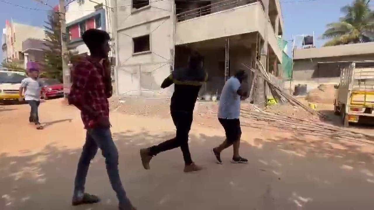 ಹುಬ್ಬಳ್ಳಿ: ದಂಪತಿಗಳ ನಡುವೆ ಬಿರುಕು, ನಕಲಿ ಕ್ರೈಸ್ತ ಪಾದ್ರಿಗೆ ಥಳಿತ ಹುಬ್ಬಳ್ಳಿ: ದಂಪತಿಗಳ ನಡುವೆ ಬಿರುಕು, ನಕಲಿ ಕ್ರೈಸ್ತ ಪಾದ್ರಿಗೆ ಥಳಿತ