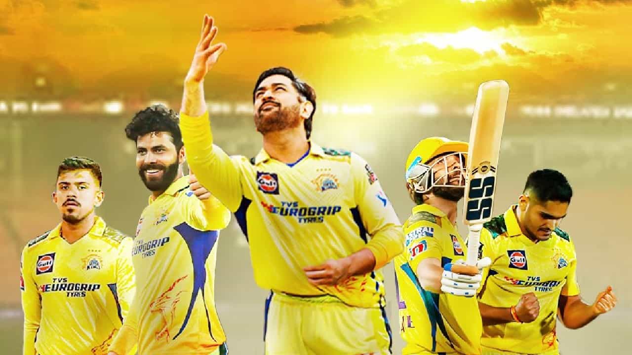 ಇಂಡಿಯನ್ ಪ್ರೀಮಿಯರ್ ಲೀಗ್ ಸೀಸನ್-17 ಗಾಗಿ ಸಿದ್ಧತೆಗಳು ಶುರುವಾಗಿದೆ. ಈ ಸಿದ್ಧತೆಗಳ ನಡುವೆ ಚೆನ್ನೈ ಸೂಪರ್ ಕಿಂಗ್ಸ್ ಫ್ರಾಂಚೈಸಿಯು ತನ್ನ ನೂತನ ಜೆರ್ಸಿಯನ್ನು ಅನಾವರಣಗೊಳಿಸಿದೆ. ಈ ಹಿಂದಿನಂತೆ ಈ ಬಾರಿ ಕೂಡ ಸಿಎಸ್ಕೆ ಯೆಲ್ಲೊ ಜೆರ್ಸಿಯಲ್ಲೇ ಕಣಕ್ಕಿಳಿಯಲಿದೆ. ಅಲ್ಲದೆ ಕಳೆದ ಬಾರಿಗೆ ಹೋಲಿಸಿದರೆ ವಿನ್ಯಾಸದಲ್ಲೂ ಅಂತಹ ಯಾವುದೇ ಮಹತ್ವದ ಬದಲಾವಣೆ ಮಾಡಲಾಗಿಲ್ಲ.