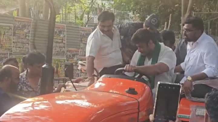 ಹುಟ್ಟುಹಬ್ಬ ಆಚರಣೆಗೆ ಬಂದ ಅಭಿಮಾನಿಗಳ ಜೊತೆಗೆ ಟ್ರಾಕ್ಟರ್ ಓಡಿಸಿದ ದರ್ಶನ್ ಹುಟ್ಟುಹಬ್ಬ ಆಚರಣೆಗೆ ಬಂದ ಅಭಿಮಾನಿಗಳ ಜೊತೆಗೆ ಟ್ರಾಕ್ಟರ್ ಓಡಿಸಿದ ದರ್ಶನ್