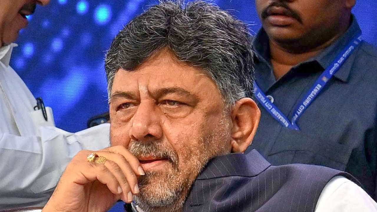 ಡಿಸಿಎಂ ಡಿಕೆ ಶಿವಕುಮಾರ್ ಡಿನ್ನರ್ ಮೀಟಿಂಗ್ನಲ್ಲಿ ಪರಿಷತ್ ಸದಸ್ಯರ ಅಸಮಾಧಾನ ಡಿಸಿಎಂ ಡಿಕೆ ಶಿವಕುಮಾರ್ ಡಿನ್ನರ್ ಮೀಟಿಂಗ್ನಲ್ಲಿ ಪರಿಷತ್ ಸದಸ್ಯರ ಅಸಮಾಧಾನ