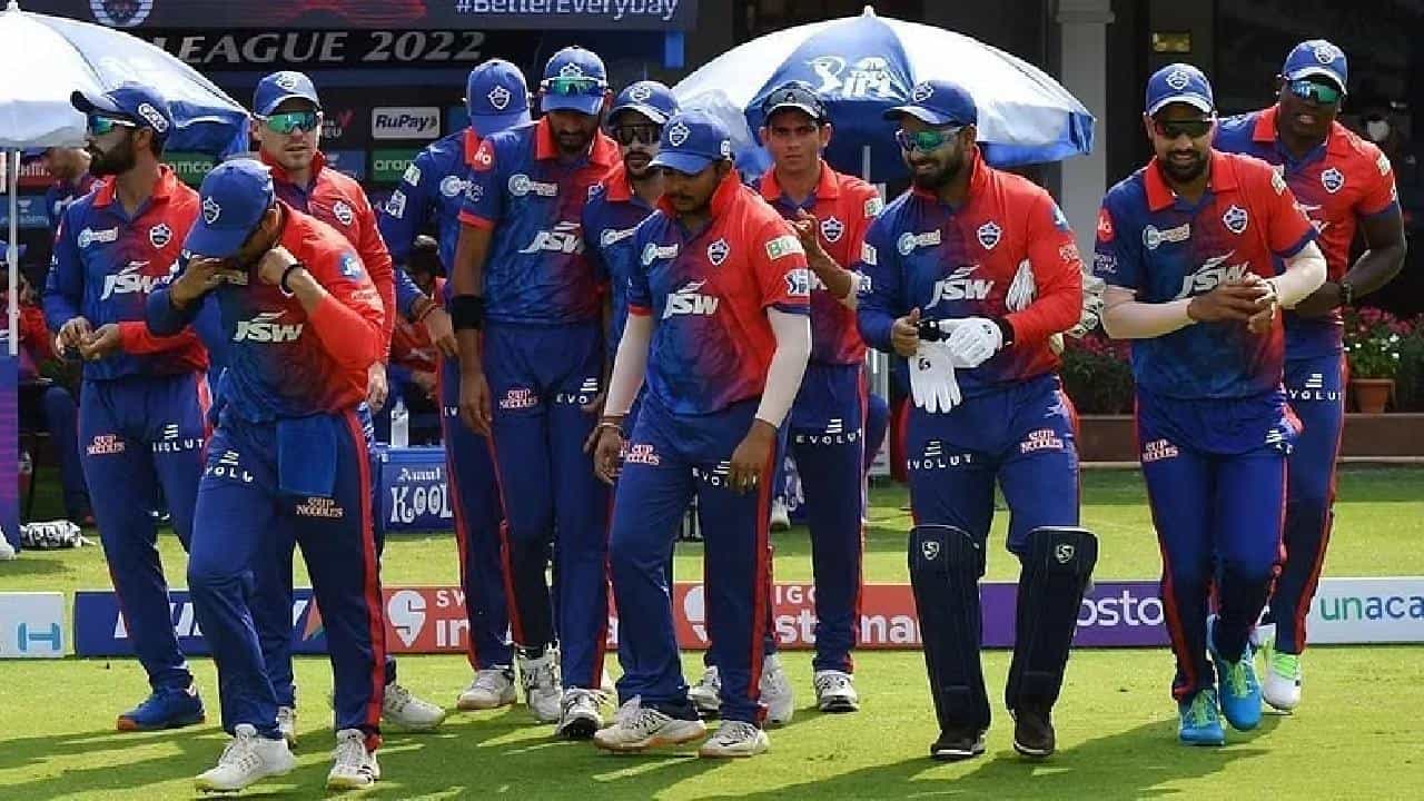 ಇಂಡಿಯನ್ ಪ್ರೀಮಿಯರ್ ಲೀಗ್ (IPL 2024) ಆರಂಭಕ್ಕೆ ಇನ್ನು ಉಳಿದಿರುವುದು ಕೇವಲ ದಿನಗಳು ಮಾತ್ರ. ಇದರ ಬೆನ್ನಲ್ಲೇ ಕೆಲ ಆಟಗಾರರು ಗಾಯಗೊಳ್ಳುತ್ತಿರುವುದು ಇದೀಗ ಫ್ರಾಂಚೈಸಿಗಳ ಚಿಂತೆಗೆ ಕಾರಣವಾಗಿದೆ. ಅದರಲ್ಲೂ ಬಲಿಷ್ಠ ಪಡೆಯನ್ನು ಕಣಕ್ಕಿಳಿಸುವ ಇರಾದೆಯಲ್ಲಿದ್ದ ಡೆಲ್ಲಿ ಕ್ಯಾಪಿಟಲ್ಸ್ ತಂಡದ ಇಬ್ಬರು ಆಟಗಾರರು ಗಾಯಗೊಂಡಿದ್ದಾರೆ.