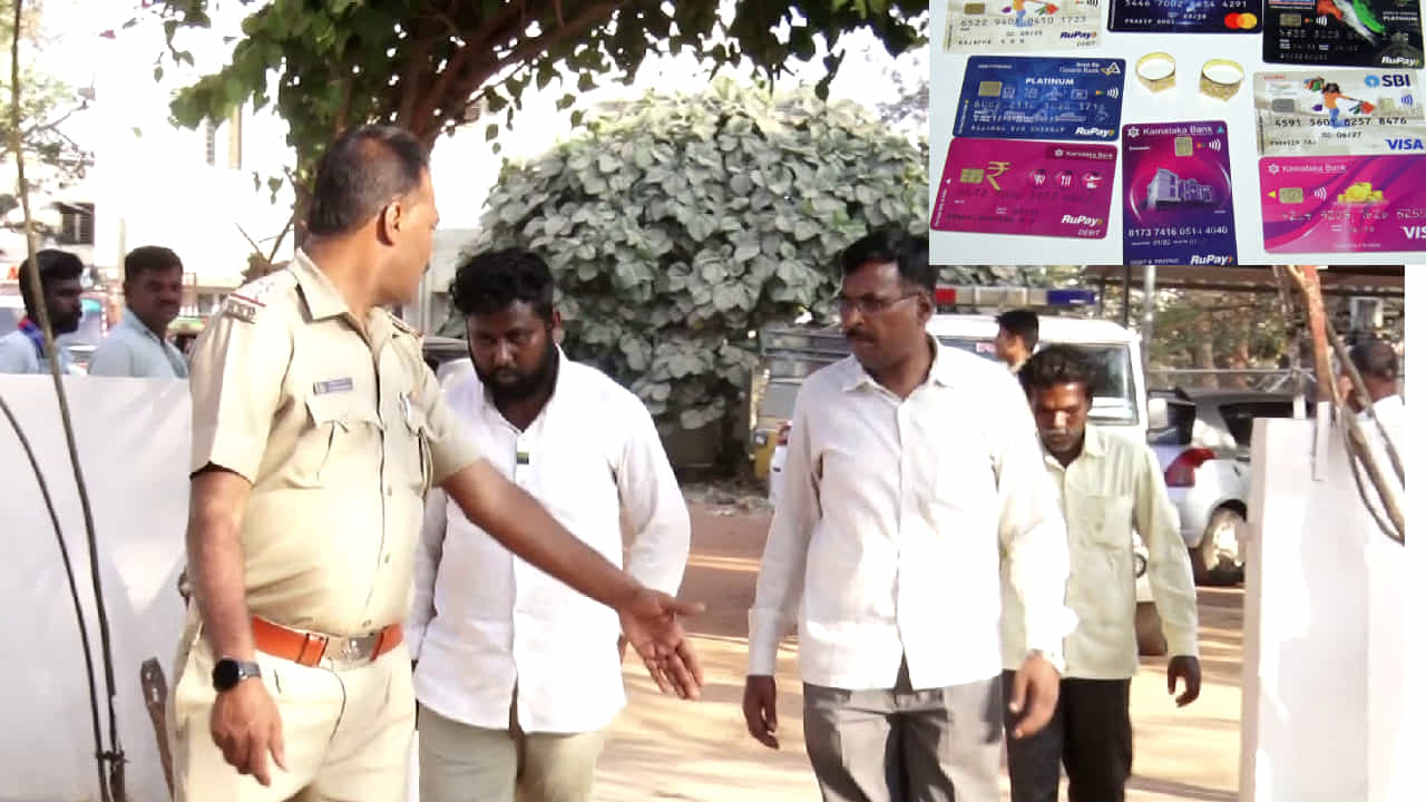 ಎಟಿಎಂಗಳಲ್ಲಿ ಅಮಾಯಕ ರೈತರ ಹಣ ಎಗರಿಸುತ್ತಿದ್ದವನ ಅರೆಸ್ಟ್ ಮಾಡಿದ ವಿಜಯಪುರ ಪೊಲೀಸರು ಎಟಿಎಂಗಳಲ್ಲಿ ಅಮಾಯಕ ರೈತರ ಹಣ ಎಗರಿಸುತ್ತಿದ್ದವನ ಅರೆಸ್ಟ್ ಮಾಡಿದ ವಿಜಯಪುರ ಪೊಲೀಸರು