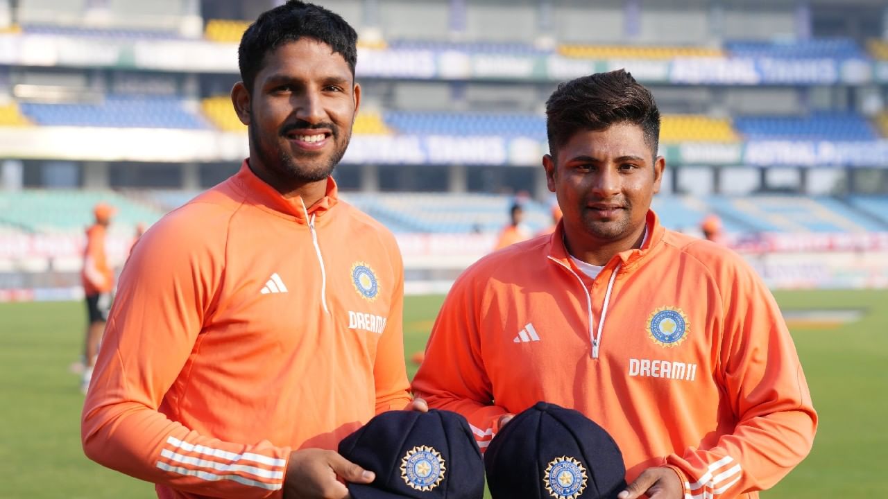 ರಾಜ್ಕೋಟ್ನಲ್ಲಿನ ನಿರಂಜನ್ ಶಾ ಕ್ರಿಕೆಟ್ ಮೈದಾನದಲ್ಲಿ ನಡೆಯುತ್ತಿರುವ ಇಂಗ್ಲೆಂಡ್ ವಿರುದ್ಧದ ಮೂರನೇ ಟೆಸ್ಟ್ ಪಂದ್ಯದ ಮೂಲಕ ಟೀಮ್ ಇಂಡಿಯಾ ಪರ ಸರ್ಫರಾಝ್ ಖಾನ್ (Sarfaraz Khan) ಹಾಗೂ ಧ್ರುವ್ ಜುರೇಲ್ (Dhruv Jurel) ಪಾದಾರ್ಪಣೆ ಮಾಡಿದ್ದಾರೆ. ಇದರೊಂದಿಗೆ ಭಾರತದ ಪರ ಟೆಸ್ಟ್ ಪಂದ್ಯಗಳನ್ನಾಡಿದ ಆಟಗಾರರ ಸಂಖ್ಯೆ 312 ಕ್ಕೇರಿದೆ.