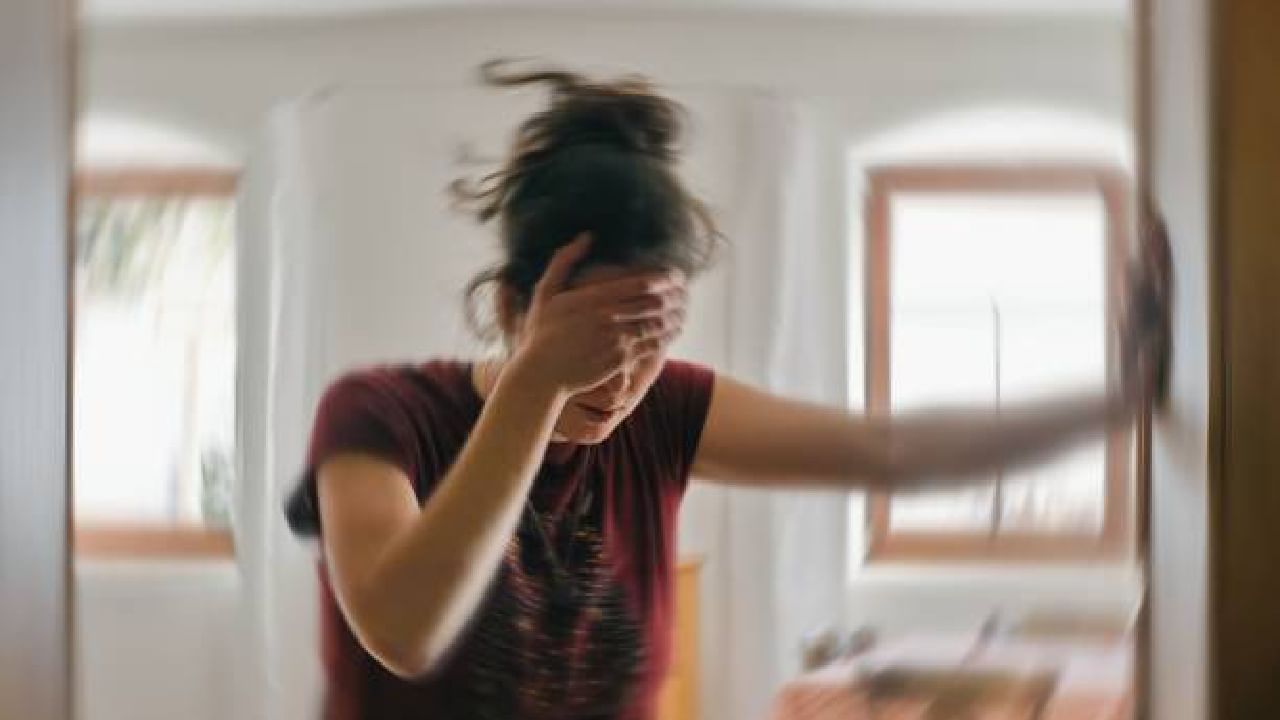 Dizziness: ಆಗಾಗ ತಲೆ ಸುತ್ತುತ್ತದೆಯೇ?; ನಿರ್ಲಕ್ಷ್ಯ ಮಾಡಿದರೆ ಪ್ರಾಣಕ್ಕೇ ಅಪಾಯ Dizziness: ಆಗಾಗ ತಲೆ ಸುತ್ತುತ್ತದೆಯೇ?; ನಿರ್ಲಕ್ಷ್ಯ ಮಾಡಿದರೆ ಪ್ರಾಣಕ್ಕೇ ಅಪಾಯ