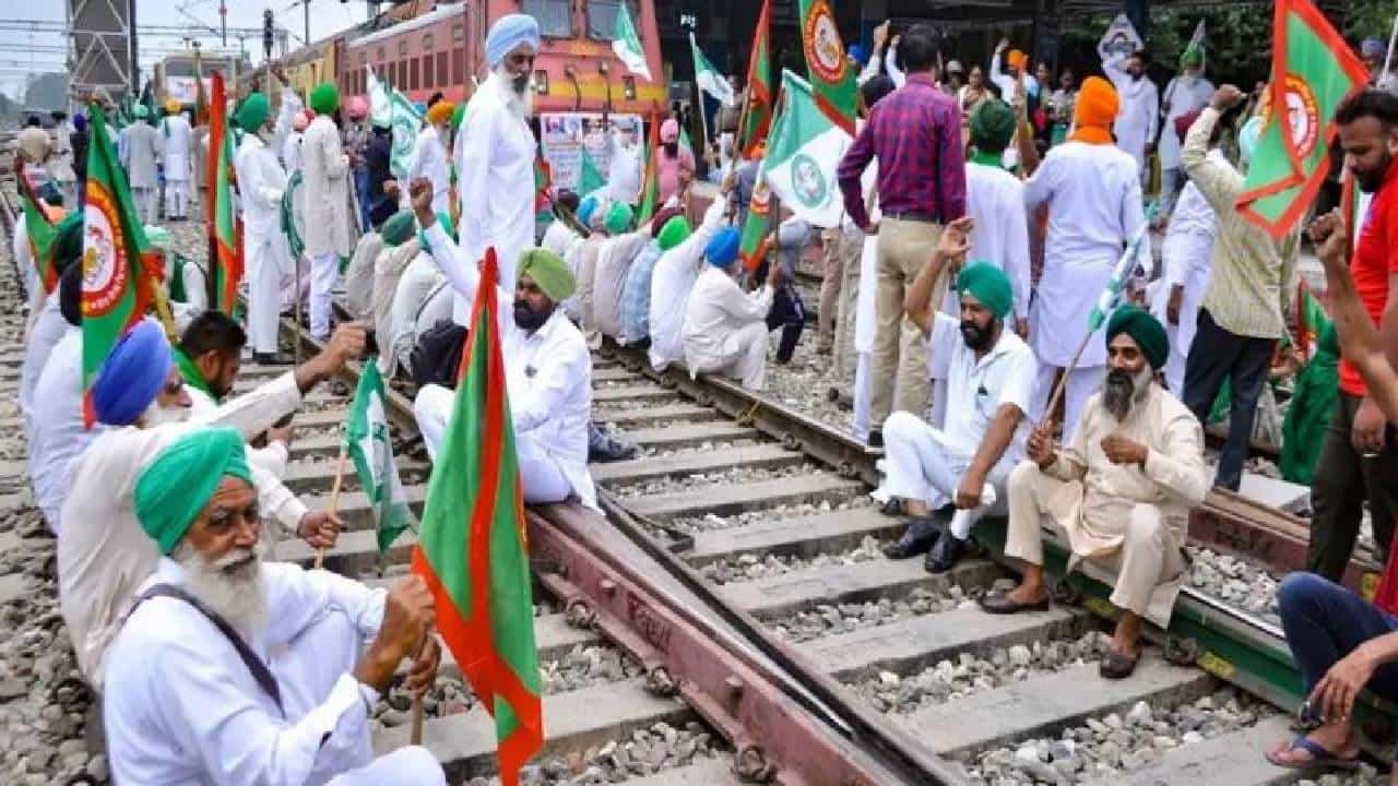Farmers Protest: ಮೂರನೇ ದಿನಕ್ಕೆ ಕಾಲಿಟ್ಟ ರೈತರ ಚಳವಳಿ, ಪಂಜಾಬ್ನಲ್ಲಿ ಇಂದು ರೈಲು ತಡೆದು ಪ್ರತಿಭಟನೆ Farmers Protest: ಮೂರನೇ ದಿನಕ್ಕೆ ಕಾಲಿಟ್ಟ ರೈತರ ಚಳವಳಿ, ಪಂಜಾಬ್ನಲ್ಲಿ ಇಂದು ರೈಲು ತಡೆದು ಪ್ರತಿಭಟನೆ