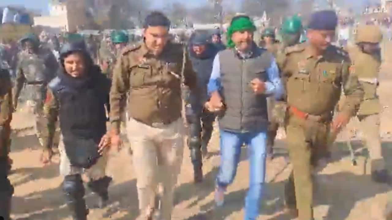 Farmer’s Protest: ಹಿಸಾರ್ನಲ್ಲಿ ರೈತ ಪ್ರತಿಭಟನಾಕಾರರ ಮೇಲೆ ಅಶ್ರುವಾಯು ಪ್ರಯೋಗ; ಹಲವರ ಬಂಧನ Farmer’s Protest: ಹಿಸಾರ್ನಲ್ಲಿ ರೈತ ಪ್ರತಿಭಟನಾಕಾರರ ಮೇಲೆ ಅಶ್ರುವಾಯು ಪ್ರಯೋಗ; ಹಲವರ ಬಂಧನ