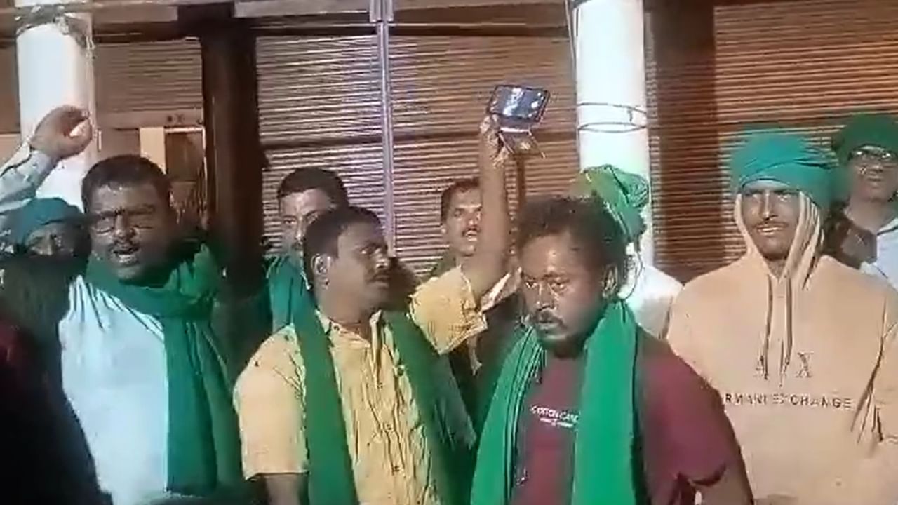 ದೆಹಲಿಗೆ ಪ್ರತಿಭಟನೆಗೆ ತೆರಳುತ್ತಿದ್ದ ಕರ್ನಾಟಕದ 70 ರೈತರು ಭೋಪಾಲ್ನಲ್ಲಿ ಪೊಲೀಸ್ ವಶಕ್ಕೆ ದೆಹಲಿಗೆ ಪ್ರತಿಭಟನೆಗೆ ತೆರಳುತ್ತಿದ್ದ ಕರ್ನಾಟಕದ 70 ರೈತರು ಭೋಪಾಲ್ನಲ್ಲಿ ಪೊಲೀಸ್ ವಶಕ್ಕೆ
