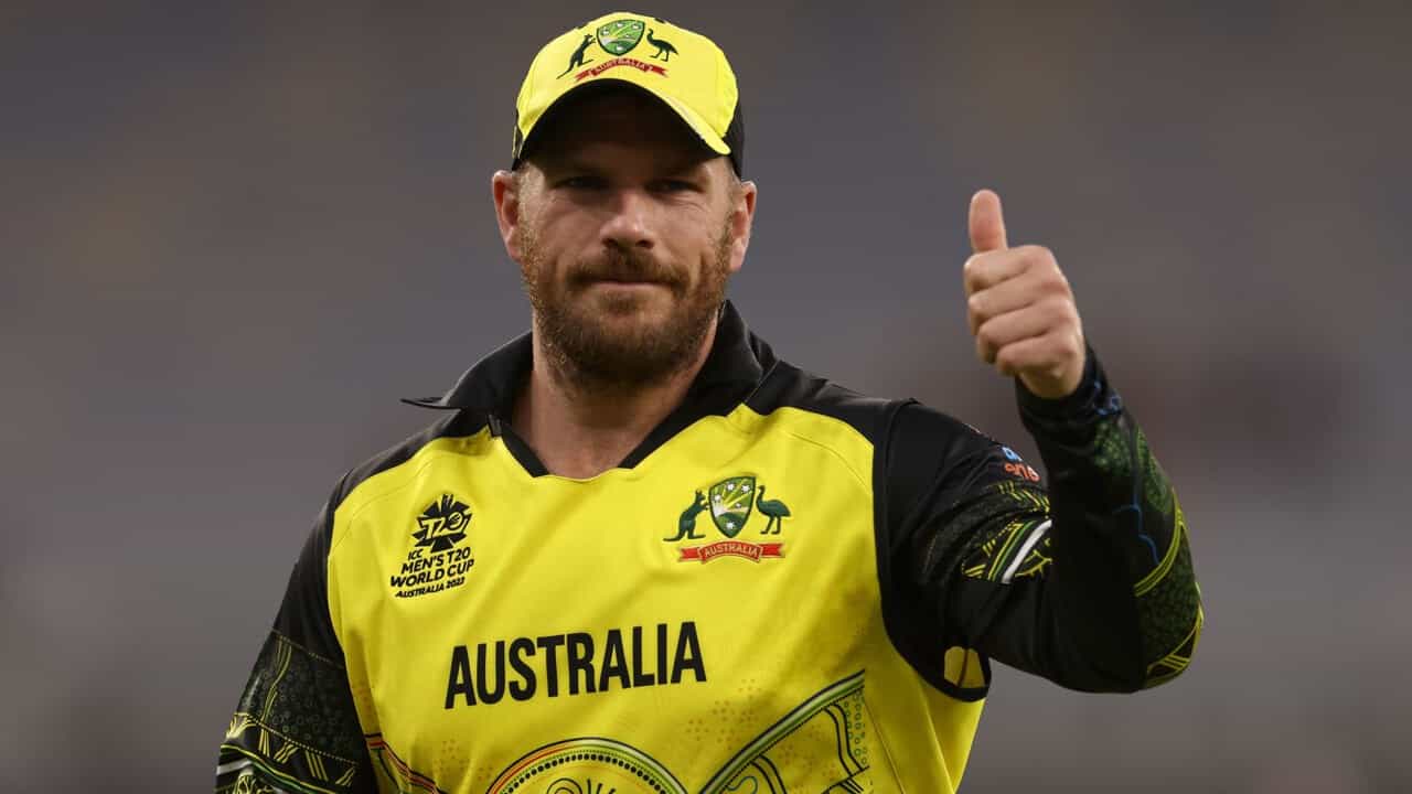 ಆಸ್ಟ್ರೇಲಿಯಾ ತಂಡದ ಮಾಜಿ ನಾಯಕ ಆರೋನ್ ಫಿಂಚ್ ಟಿ20 ವಿಶ್ವಕಪ್ಗೆ ಆಸೀಸ್ ಆಡುವ ಬಳಗವನ್ನು ಹೆಸರಿಸಿದ್ದಾರೆ. ಒಟ್ಟು 12 ಆಟಗಾರರನ್ನು ಆಯ್ಕೆ ಮಾಡಿರುವ ಫಿಂಚ್, ಮ್ಯಾಥ್ಯೂ ಶಾರ್ಟ್ ಅವರನ್ನು ಪರಿಸ್ಥಿತಿಗೆ ತಕ್ಕಂತೆ ಬಳಸಿಕೊಳ್ಳುವುದು ಉತ್ತಮ ಎಂದಿದ್ದಾರೆ. ಅಲ್ಲದೆ ತಂಡದ ಪರ ಆರಂಭಿಕರಾಗಿ ಡೇವಿಡ್ ವಾರ್ನರ್ ಹಾಗೂ ಟ್ರಾವಿಸ್ ಹೆಡ್ ಕಣಕ್ಕಿಳಿಯುವುದು ಸೂಕ್ತ ಎಂದು ಅಭಿಪ್ರಾಯಪಟ್ಟಿದ್ದಾರೆ.