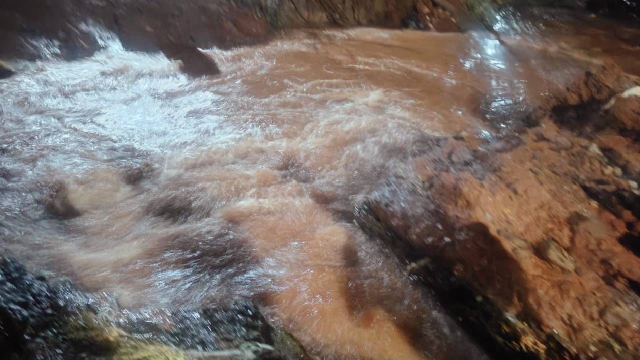 ಹಲವೆಡೆ ಕುಡಿಯುವ ನೀರಿಗೆ ಹಾಹಾಕಾರ, ಆದ್ರೆ ಇಲ್ಲಿ ಅಧಿಕಾರಿಗಳ ಬೇಜವಾಬ್ದಾರಿತನಕ್ಕೆ ರಸ್ತೆಯಲ್ಲಿ ಪ್ರವಾಹದಂತೆ ಹರಿಯುತ್ತಿದೆ ನೀರು