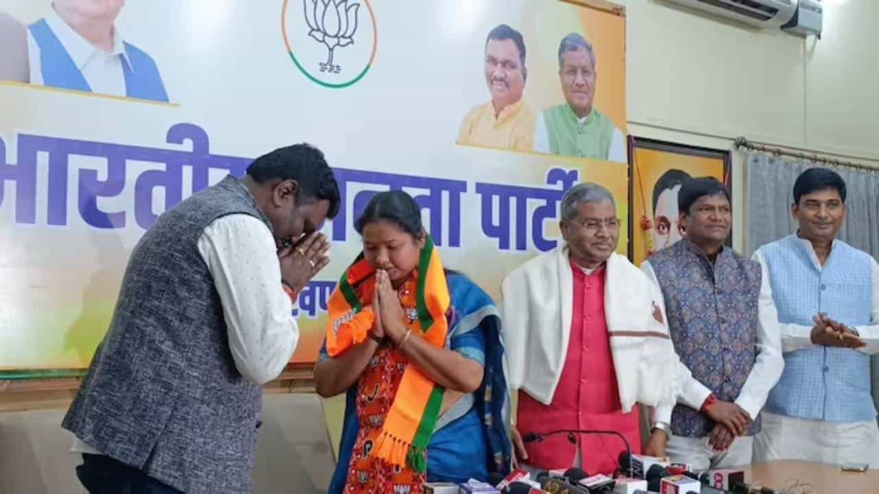 ಜಾರ್ಖಂಡ್: ಬಿಜೆಪಿ ಸೇರಿದ ಕಾಂಗ್ರೆಸ್ನ ಏಕೈಕ ಸಂಸದೆ ಗೀತಾ ಕೋಡಾ ಜಾರ್ಖಂಡ್: ಬಿಜೆಪಿ ಸೇರಿದ ಕಾಂಗ್ರೆಸ್ನ ಏಕೈಕ ಸಂಸದೆ ಗೀತಾ ಕೋಡಾ