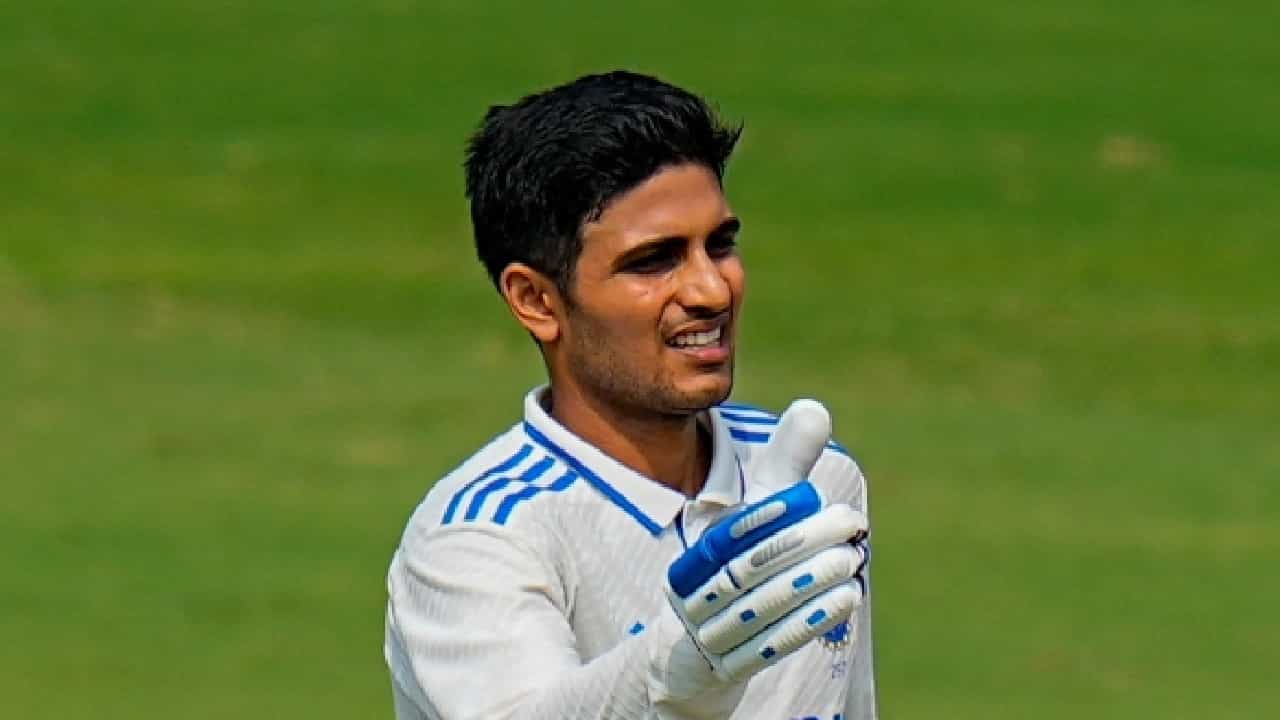 ವಿಶಾಖಪಟ್ಟಣಂನಲ್ಲಿ ನಡೆಯುತ್ತಿರುವ ಇಂಗ್ಲೆಂಡ್ ವಿರುದ್ಧದ 2ನೇ ಟೆಸ್ಟ್ ಪಂದ್ಯದಿಂದ ಶುಭ್ಮನ್ ಗಿಲ್ ಹೊರಗುಳಿದಿದ್ದಾರೆ. ಬ್ಯಾಟಿಂಗ್ ವೇಳೆ ಗಿಲ್ ಅವರ ಬಲ ತೋರು ಬೆರಳಿಗೆ ಗಾಯವಾಗಿದ್ದು, ಹೀಗಾಗಿ ನಾಲ್ಕನೇ ದಿನದಾಟದಲ್ಲಿ ಅವರು ಫೀಲ್ಡಿಂಗ್ಗೆ ಆಗಮಿಸಿರಲಿಲ್ಲ.