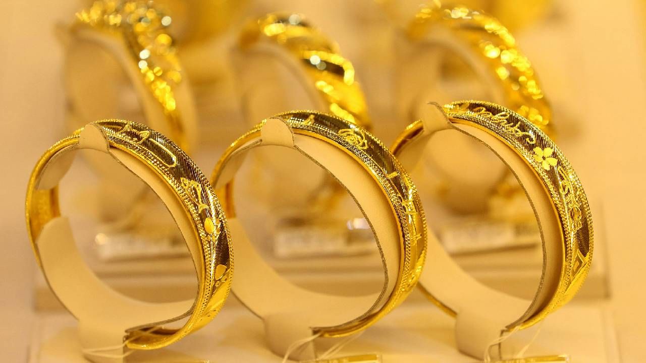 Gold Silver Price on 16th February: ಚಿನ್ನದ ಬೆಲೆ ಮತ್ತೆ ಇಳಿಕೆ; ಬೆಳ್ಳಿಯಲ್ಲಿ ಹೆಚ್ಚಳ; ಇಲ್ಲಿದೆ ಇವತ್ತಿನ ಚಿನ್ನ, ಬೆಳ್ಳಿ ದರಪಟ್ಟಿ Gold Silver Price on 16th February: ಚಿನ್ನದ ಬೆಲೆ ಮತ್ತೆ ಇಳಿಕೆ; ಬೆಳ್ಳಿಯಲ್ಲಿ ಹೆಚ್ಚಳ; ಇಲ್ಲಿದೆ ಇವತ್ತಿನ ಚಿನ್ನ, ಬೆಳ್ಳಿ ದರಪಟ್ಟಿ