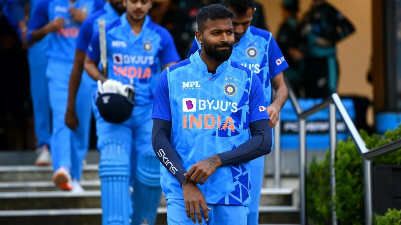 2024ರ ಟಿ20 ವಿಶ್ವಕಪ್ನಲ್ಲಿ ಭಾರತ ತಂಡವನ್ನು ರೋಹಿತ್ ಶರ್ಮಾ (Rohit Sharma) ಮುನ್ನಡೆಸಲಿದ್ದಾರೆ. ಇದರೊಂದಿಗೆ ವಿಶ್ವಕಪ್ನಲ್ಲಿ ಟೀಮ್ ಇಂಡಿಯಾವನ್ನು ಮುನ್ನಡೆಸುವ ಹಾರ್ದಿಕ್ ಪಾಂಡ್ಯ (Hardik Pandya) ಅವರ ಕನಸು ನುಚ್ಚುನೂರಾಗಿದೆ. ಏಕೆಂದರೆ ಕಳೆದ ಒಂದು ವರ್ಷದಿಂದ ಭಾರತ ಟಿ20 ತಂಡವನ್ನು ಪಾಂಡ್ಯ ಮುನ್ನಡೆಸುತ್ತಿದ್ದರು. ಹೀಗಾಗಿ ಟಿ20 ವಿಶ್ವಕಪ್ನಲ್ಲೂ ಅವರೇ ನಾಯಕ ಎನ್ನಲಾಗಿತ್ತು.