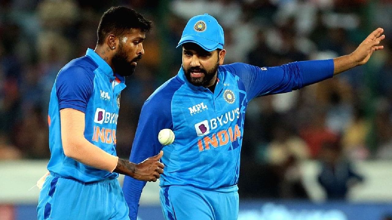 ಅಷ್ಟೇ ಅಲ್ಲದೆ ಮುಂಬರುವ ಟಿ20 ವಿಶ್ವಕಪ್ನಲ್ಲೂ ರೋಹಿತ್ ಶರ್ಮಾ ಮುಂದಾಳತ್ವದಲ್ಲೇ ಭಾರತ ತಂಡ ಕಣಕ್ಕಿಳಿಯಲಿದೆ ಎಂದು ಬಿಸಿಸಿಐ ಕಾರ್ಯದರ್ಶಿ ಜಯ್ ಶಾ ಸ್ಪಷ್ಟಪಡಿಸಿದ್ದಾರೆ. ಇದರೊಂದಿಗೆ ಟಿ20 ವಿಶ್ವಕಪ್ನಲ್ಲಿ ಭಾರತ ತಂಡವನ್ನು ಮುನ್ನಡೆಸುವ ವಿಶ್ವಾಸದಲ್ಲಿದ್ದ ಹಾರ್ದಿಕ್ ಪಾಂಡ್ಯ ಕನಸು ಕೂಡ ಕಮರಿದೆ.
