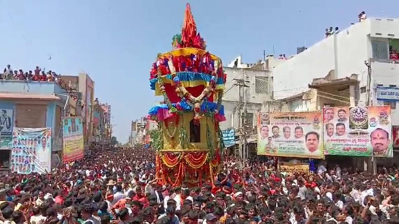 ಜೊತೆಗೆ ಹರಿ ಮತ್ತು ಹರನ ಪಾದುಕೆಗಳು ಸದಾ ನನ್ನ ಎದೆಯ ಮೇಲೆ ಇರಬೇಕು. ಹೀಗಾಗಿ ದೇವಸ್ಥಾನದಲ್ಲಿ ದೇವರಿಗೆ ಪಾದುಕೆಗಳಿಲ್ಲ. ಆ ಪಾದುಕೆಗಳು ತುಂಗಭದ್ರಾ ನದಿಯ ನಡುವೆ  ಮಂಟಪದಲ್ಲಿವೆ. ಇಂತಹ ಅಪರೂಪದ  ಕ್ಷೇತ್ರಕ್ಕೆ ದೇಶದ ನಾನಾ ಭಾಗಗಳಿಂದ ಲಕ್ಷಾಂತರ ಜನ ಭೇಟಿ ನೀಡುತ್ತಾರೆ. ರಥೋತ್ಸವಕ್ಕಾಗಿಯೇ ಹರಿಹರ ಪಟ್ಟಣದಲ್ಲಿ ರಥಬೀದಿ ಅಂತಿದೆ. ಆ ಬೀದಿಯಲ್ಲಿ ಸುಮಾರು ಎರಡು ಗಂಟೆಗಳ ಕಾಲ ರಥೋತ್ಸವ ನಡೆಯಿತು. ಭಕ್ತರು ತಮ್ಮ ಇಷ್ಟಾರ್ಥ ಸಿದ್ಧಿಗಾಗಿ ನಾನಾ ಹರಕೆಗಳನ್ನ ತಿರಿಸಿದರು.