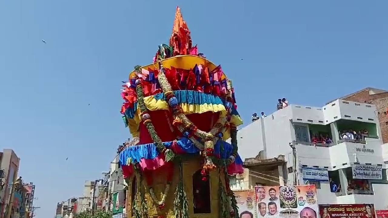 ಇಲ್ಲಿನ  ದೇವರಿಗೆ ಪಾದುಕೆಗಳಲ್ಲ. ಆ ಪಾದುಕೆಗಳು ತುಂಗಭದ್ರ ನದಿಯ ಮಧ್ಯಭಾಗದ ಮಂಟಪದಲ್ಲಿ ಪೂಜೆ ಆಗುತ್ತಿವೆ. ಅದಕ್ಕೂ ಒಂದು ಇತಿಹಾಸವಿದೆ. ಹೀಗೆ ಹರಿ ಹರರು ಸೇರಿ  ಜನರಿಗೆ ತೀವ್ರ ತೊಂದರೆ ಕೂಡುತ್ತಿದ್ದ ಗುಹಾರಣ್ಯನ ಸಂವಾರ ಮಾಡಿದರು. ಹೀಗೆ ಸಂವಾರ ಆಗುವ ವೇಳೆ ಆತ ಹಾಗೆ ಸಾವನ್ನಪ್ಪಲ್ಲಿಲ್ಲ.  ದೇವರ ಕಡೆ ಮೂರು ವರ ಕೇಳಿದ. ಒಂದು ಈ ಪ್ರದೇಶಕ್ಕೆ ಗುಹಾರಣ್ಯ ಪ್ರದೇಶವೆಂದು ಹೆಸರಿಡಬೇಕು. ಈ ಕ್ಷೇತ್ರದಲ್ಲಿ ಸಾವನ್ನಪ್ಪಿದವರಿಗೆ ಮೋಕ್ಷ ಪ್ರಾಪ್ತಿಯಾಗಬೇಕು.