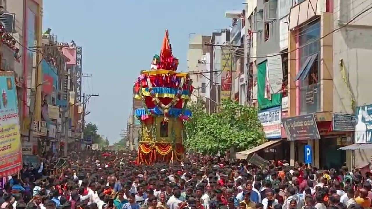 ವರ್ಷಕ್ಕೊಮ್ಮೆ ನಡೆಯುವ ಹರಿಹರದ ಹರಿಹರೇಶ್ವರ ಬ್ರಹ್ಮರಥೋತ್ಸವಕ್ಕೆ ಭಕ್ತ ಸಾಗರವೇ ಹರಿದು ಬಂದಿದೆ. ಇಲ್ಲಿನ ವಿಶೇಷ ಅಂದ್ರೆ ಸಮಯಕ್ಕೆ ಸರಿಯಾಗಿ ಈ ರಥೋತ್ಸವ ನಡೆಯುತ್ತೆ. ಒಂದು ನಿಮಿಷವೂ ಬದಾವಣೆ ಆಗುವಂತಿಲ್ಲ. ಇದು ಶಿವ ಮತ್ತು ವಿಷ್ಣುವಿಗೆ ಒಂದೇ ದೇವಸ್ಥಾನದಲ್ಲಿ ಪೂಜೆ ನಡೆಯುವ ಜಗತ್ತಿನ ಏಕೈಕ ಪುಣ್ಯಕ್ಷೇತ್ರ.