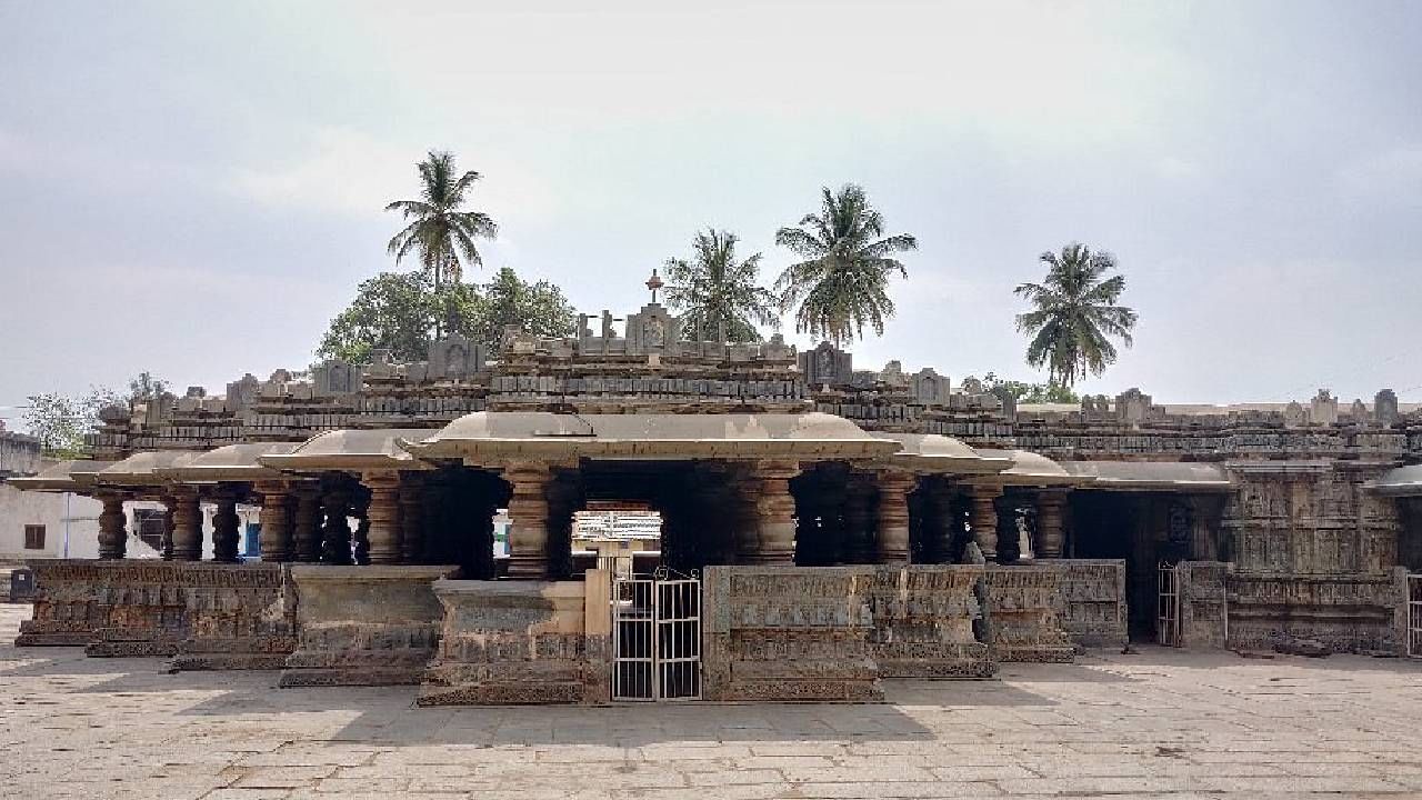 ದಾವಣಗೆರೆ ಜಿಲ್ಲೆಯ ಹರಿಹರದ ಹರಿಹರೇಶ್ವರ ದೇವಸ್ಥಾನದಲ್ಲಿ ಒಂದೇ  ಶಿಲೆಯಲ್ಲಿ  ಅರ್ಧ ಹರ ಮತ್ತು ಅರ್ಧ ಹರಿಯನ್ನು ಕಾಣಬಹುದು. ಇದೊಂದು ಅಪರೂಪದ ದೇವಸ್ಥಾನ. ಇಂತಹ ಕ್ಷೇತ್ರದಲ್ಲಿ ಭಾರತ ಹುಣ್ಣಿಮೆಯ ಹಿಂದೆ ಮುಂದೆ ಮೇಷ ಲಗ್ನದಲ್ಲಿ ಬೆಳಿಗ್ಗೆ 11.45ಕ್ಕೆ ಬ್ರಹ್ಮರಥೋತ್ಸವ ನಡೆಯಿತು. 