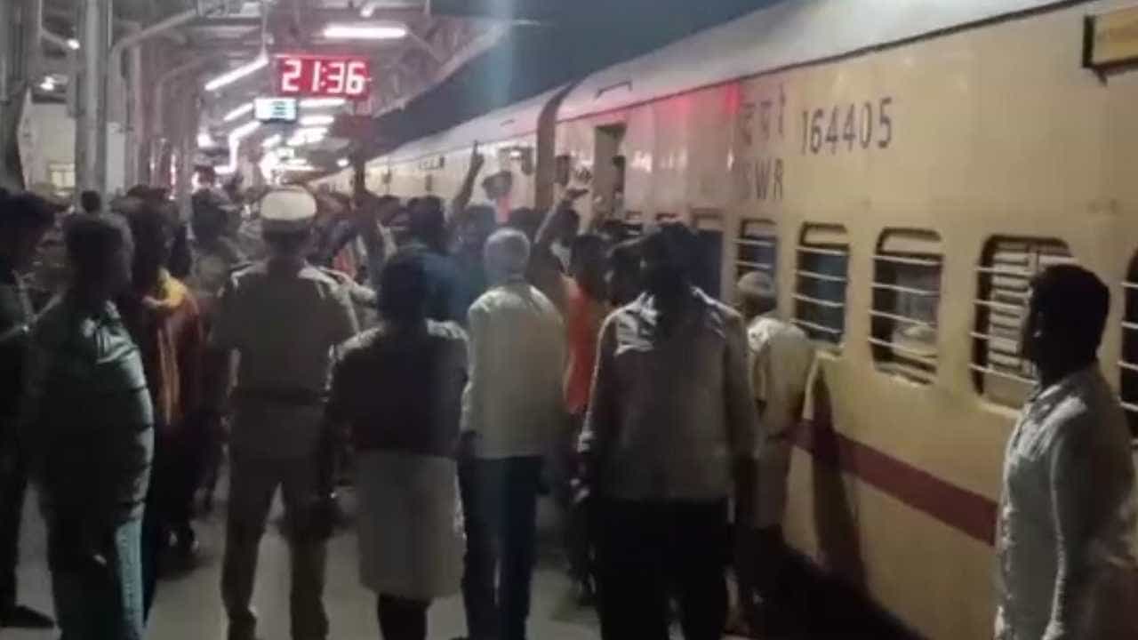 ಅಯೋಧ್ಯೆ ಯಾತ್ರಿಕರು ಪ್ರಯಾಣಿಸುತ್ತಿದ್ದ ರೈಲಿಗೆ ಬೆದರಿಕೆ: ಬೆಂಕಿ ಹಚ್ಚುವುದಾಗಿ ಯುವಕರಿಂದ ಧಮ್ಕಿ ಅಯೋಧ್ಯೆ ಯಾತ್ರಿಕರು ಪ್ರಯಾಣಿಸುತ್ತಿದ್ದ ರೈಲಿಗೆ ಬೆದರಿಕೆ: ಬೆಂಕಿ ಹಚ್ಚುವುದಾಗಿ ಯುವಕರಿಂದ ಧಮ್ಕಿ