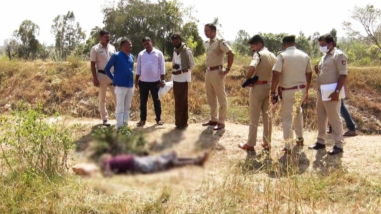 ಹಾಸನದಲ್ಲಿ ಪಾರ್ಟಿ ಮಾಡಿ ತಲೆ ಮೇಲೆ ಕಲ್ಲು ಎತ್ತಿಹಾಕಿ ಅಪರಿಚಿತ ವ್ಯಕ್ತಿಯ ಬರ್ಬರ ಹತ್ಯೆ! ಹಾಸನದಲ್ಲಿ ಪಾರ್ಟಿ ಮಾಡಿ ತಲೆ ಮೇಲೆ ಕಲ್ಲು ಎತ್ತಿಹಾಕಿ ಅಪರಿಚಿತ ವ್ಯಕ್ತಿಯ ಬರ್ಬರ ಹತ್ಯೆ!