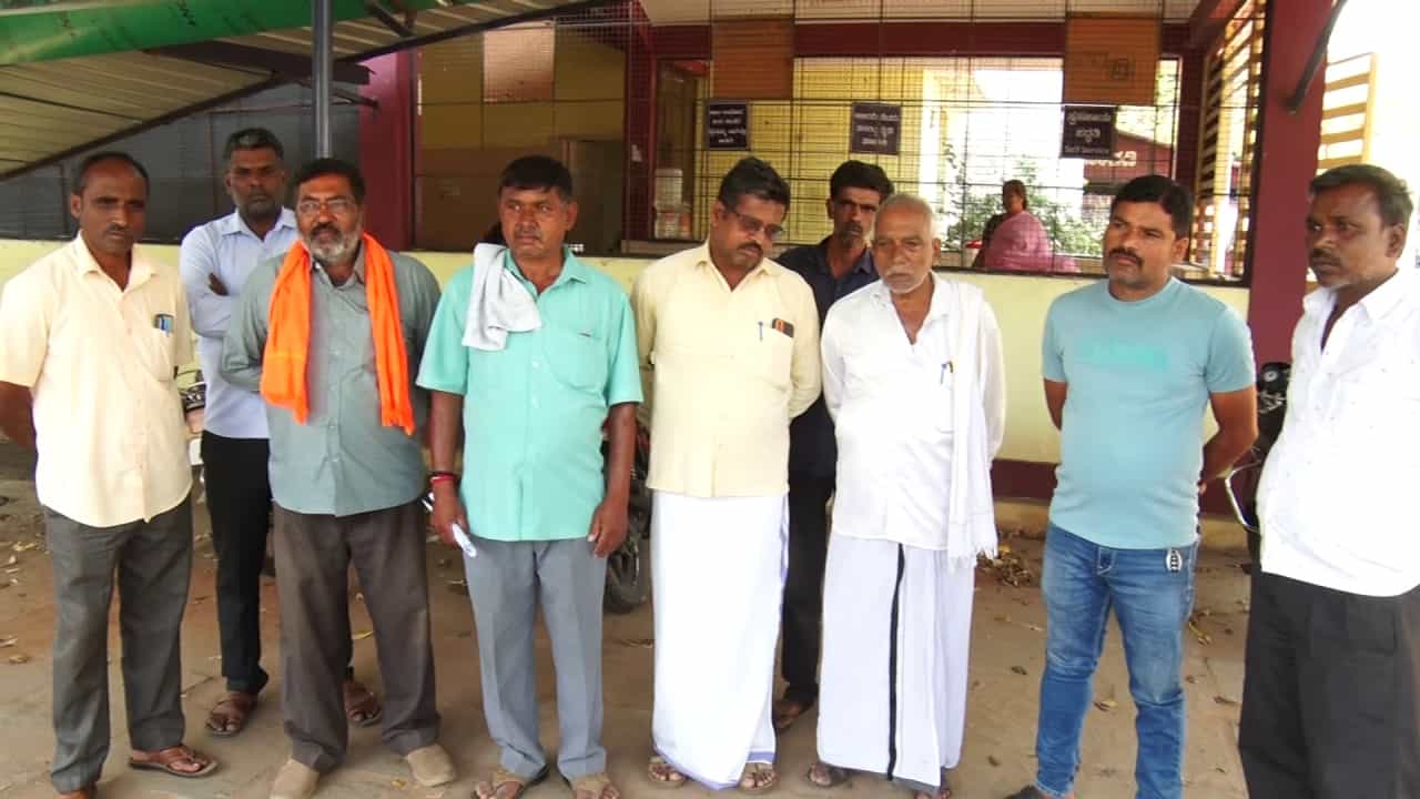 ಸಿದ್ದರಾಮಯ್ಯ ಅತ್ಯಾಪ್ತ ಸಚಿವ ಕೆ ವೆಂಕಟೇಶ್ ಕ್ಷೇತ್ರದಲ್ಲಿ ತಾಂಡವವಾಡುತ್ತಿದೆ ದ್ವೇಷದ ರಾಜಕಾರಣ! ರೈತರು ಹೈರಾಣ ಸಿದ್ದರಾಮಯ್ಯ ಅತ್ಯಾಪ್ತ ಸಚಿವ ಕೆ ವೆಂಕಟೇಶ್ ಕ್ಷೇತ್ರದಲ್ಲಿ ತಾಂಡವವಾಡುತ್ತಿದೆ ದ್ವೇಷದ ರಾಜಕಾರಣ! ರೈತರು ಹೈರಾಣ